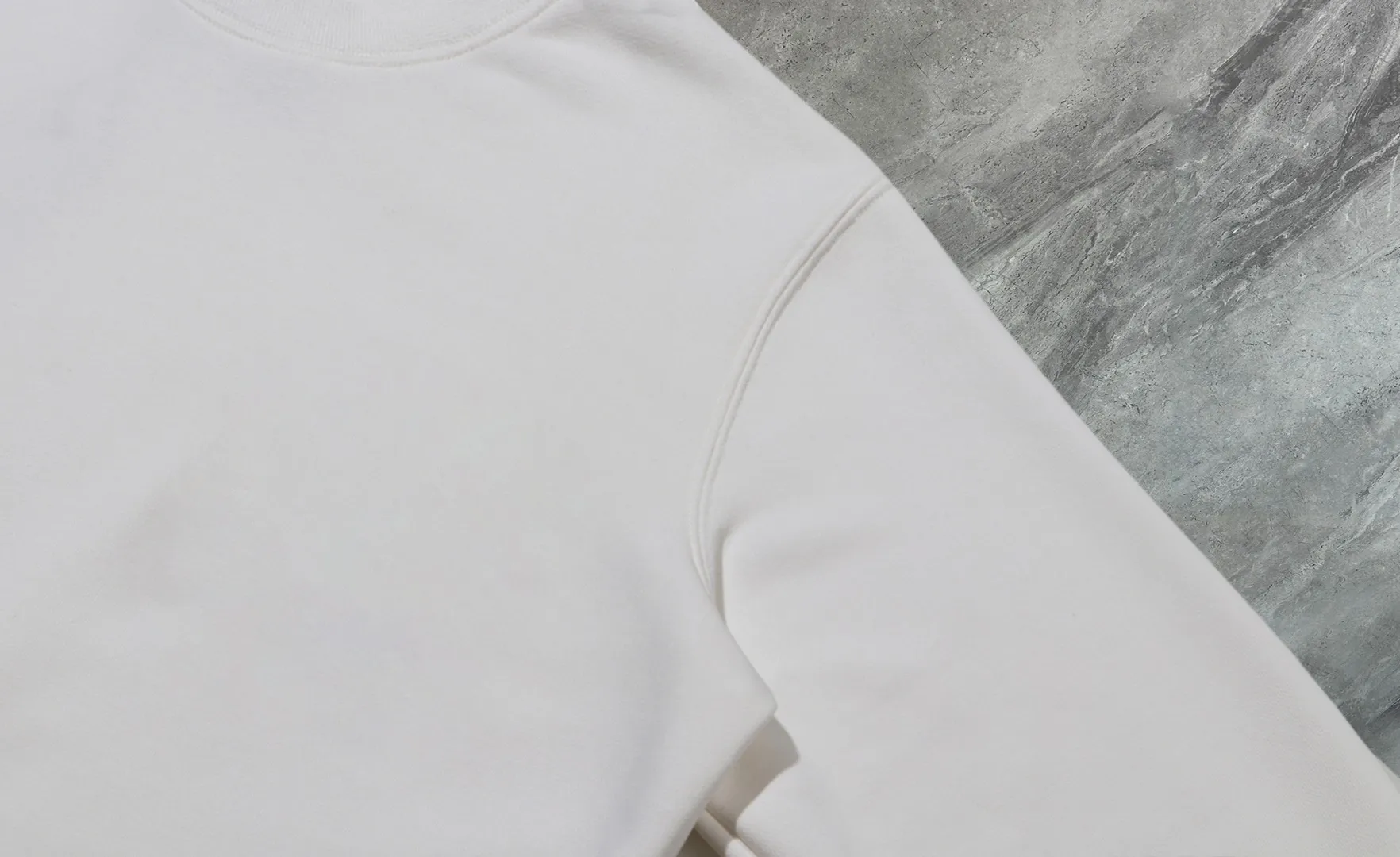 P210 High-version sweatshirt) [Long-term stock] 〖𝐌𝐎𝐍𝐂𝐋𝐄𝐑~Mask〗 Made of 440g heavy-weight fabric. It is different from the market currency. It can be matched with any variety and is properly handsome. 😎The whole dress is made of double waistcoats. The double waistcoats make the whole dress more three-dimensional. Not ordinary factories can do such fine work. 2025 Spring runway version of the T stage, on sale at the counter, round neck terry sweatshirt, high-end double-strand pure cotton, custom-made stretch ribs, dyed in the same vat, complete with three standards, matched with exquisite embroidered LOGO on the chest, simple and advanced, same style for men and women. Color: black, apricot, white, size: S M L XL 2XL