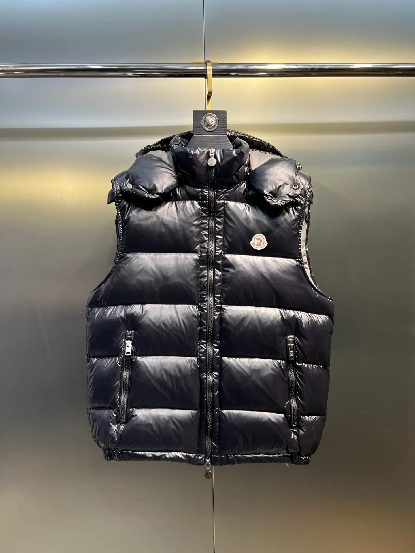 P510 moncler 🌟Classic hooded down, removable, a must-have for all kinds of experts, same style for men and women, super hot style, versatile hooded down that allows you to be stylish and fashionable easily. The lining is made of 90% white duck down, and its warmth retention is three times higher than ordinary ones! Original chest label 1:1 customized, classic without too much copywriting size: 12345