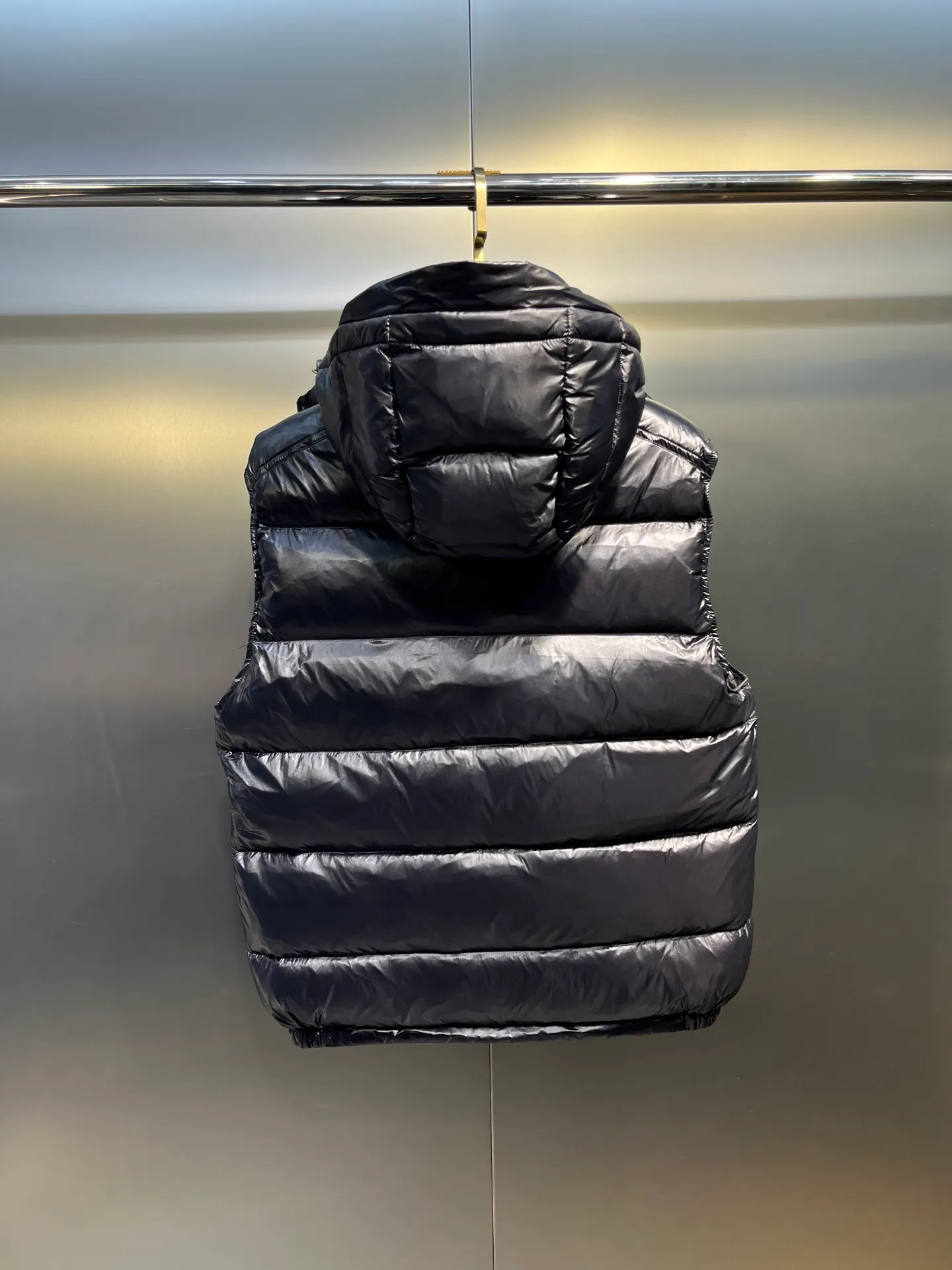 P510 moncler 🌟Classic hooded down, removable, a must-have for all kinds of experts, same style for men and women, super hot style, versatile hooded down that allows you to be stylish and fashionable easily. The lining is made of 90% white duck down, and its warmth retention is three times higher than ordinary ones! Original chest label 1:1 customized, classic without too much copywriting size: 12345