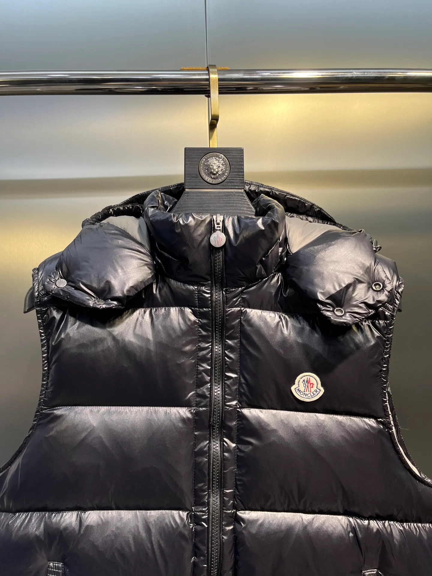 P510 moncler 🌟Classic hooded down, removable, a must-have for all kinds of experts, same style for men and women, super hot style, versatile hooded down that allows you to be stylish and fashionable easily. The lining is made of 90% white duck down, and its warmth retention is three times higher than ordinary ones! Original chest label 1:1 customized, classic without too much copywriting size: 12345