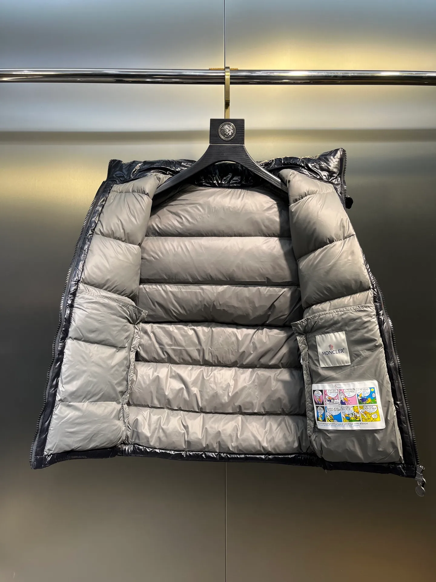 P510 moncler 🌟Classic hooded down, removable, a must-have for all kinds of experts, same style for men and women, super hot style, versatile hooded down that allows you to be stylish and fashionable easily. The lining is made of 90% white duck down, and its warmth retention is three times higher than ordinary ones! Original chest label 1:1 customized, classic without too much copywriting size: 12345