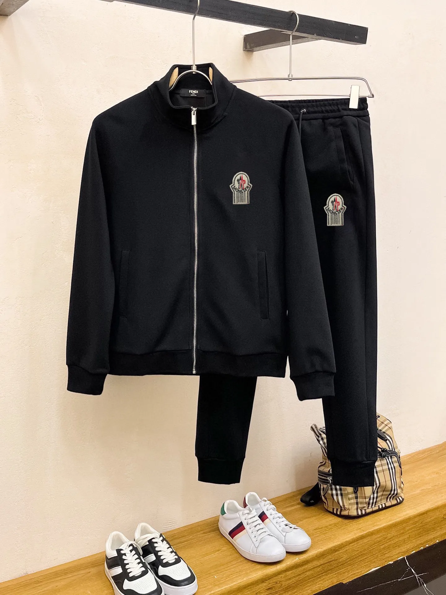 P400 💰 [MONCLER Mouth Covering] (Gospel for Fatty) Hot-selling suit is here. Focus on the original version of the official website. 2025 new hot-selling cardigan sweater suit. The original order is the best product. 🇭🇰The meticulous work of top designers. Just for a fitting and perfect upper body effect. 100% natural high-quality Roman cotton, close-fitting comfort, noble and elegant! Original hardware embodies elegance and nobility! Counter size: M-5XL (maximum wear up to 220 pounds)
