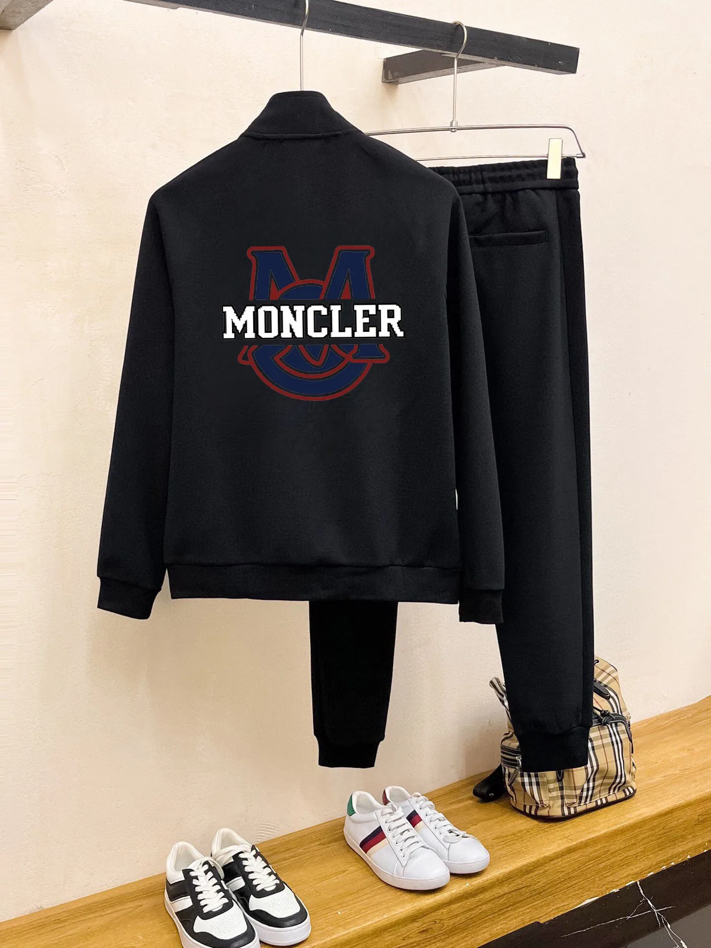 P400 💰 [MONCLER Mouth Covering] (Gospel for Fatty) Hot-selling suit is here. Focus on the original version of the official website. 2025 new hot-selling cardigan sweater suit. The original order is the best product. 🇭🇰The meticulous work of top designers. Just for a fitting and perfect upper body effect. 100% natural high-quality Roman cotton, close-fitting comfort, noble and elegant! Original hardware embodies elegance and nobility! Counter size: M-5XL (maximum wear up to 220 pounds)