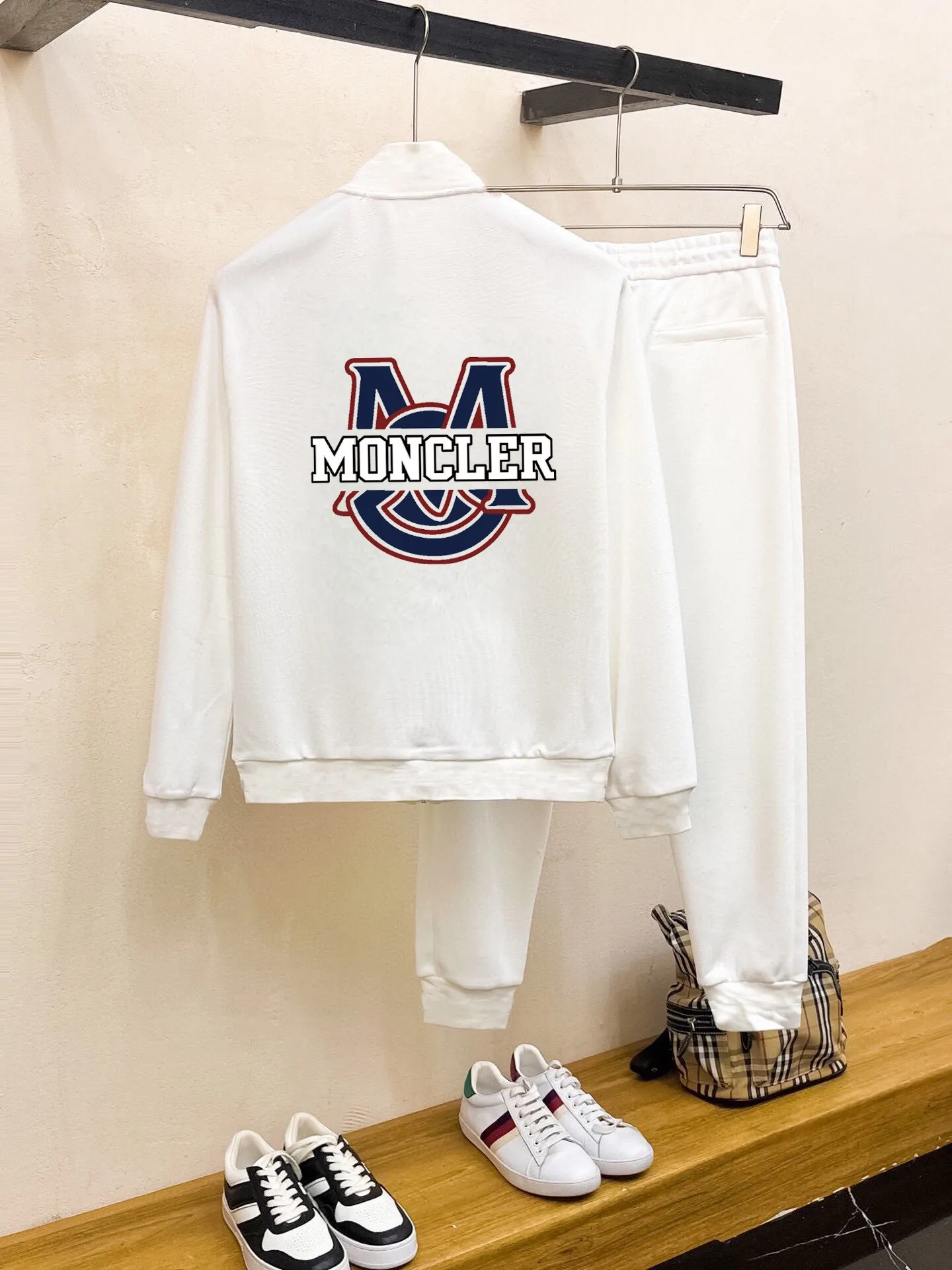 P400 💰 [MONCLER Mouth Covering] (Gospel for Fatty) Hot-selling suit is here. Focus on the original version of the official website. 2025 new hot-selling cardigan sweater suit. The original order is the best product. 🇭🇰The meticulous work of top designers. Just for a fitting and perfect upper body effect. 100% natural high-quality Roman cotton, close-fitting comfort, noble and elegant! Original hardware embodies elegance and nobility! Counter size: M-5XL (maximum wear up to 220 pounds)