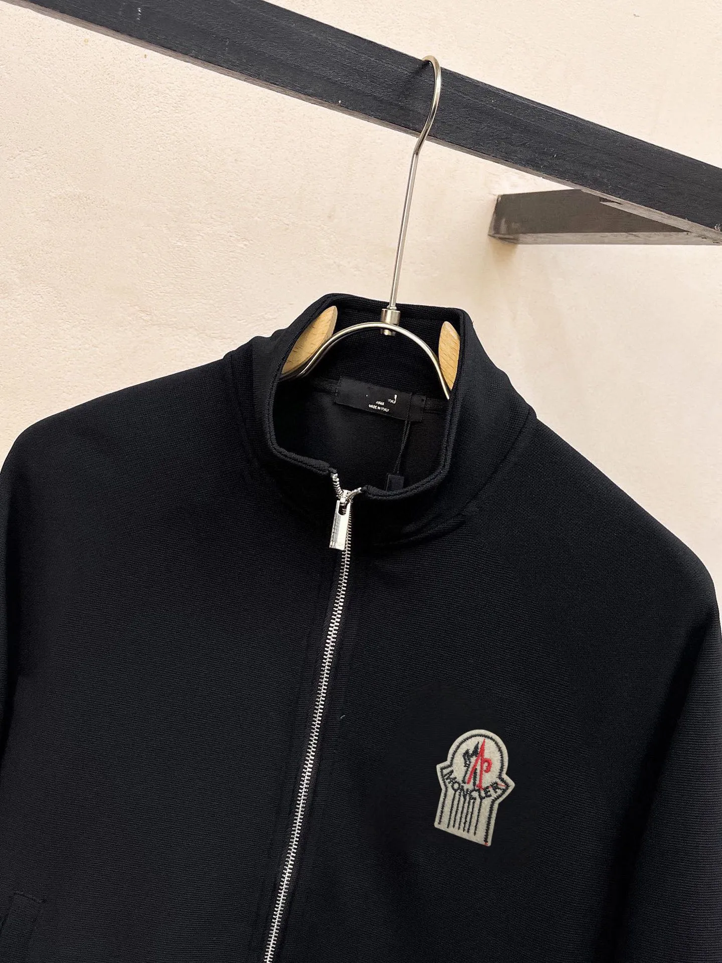 P400 💰 [MONCLER Mouth Covering] (Gospel for Fatty) Hot-selling suit is here. Focus on the original version of the official website. 2025 new hot-selling cardigan sweater suit. The original order is the best product. 🇭🇰The meticulous work of top designers. Just for a fitting and perfect upper body effect. 100% natural high-quality Roman cotton, close-fitting comfort, noble and elegant! Original hardware embodies elegance and nobility! Counter size: M-5XL (maximum wear up to 220 pounds)