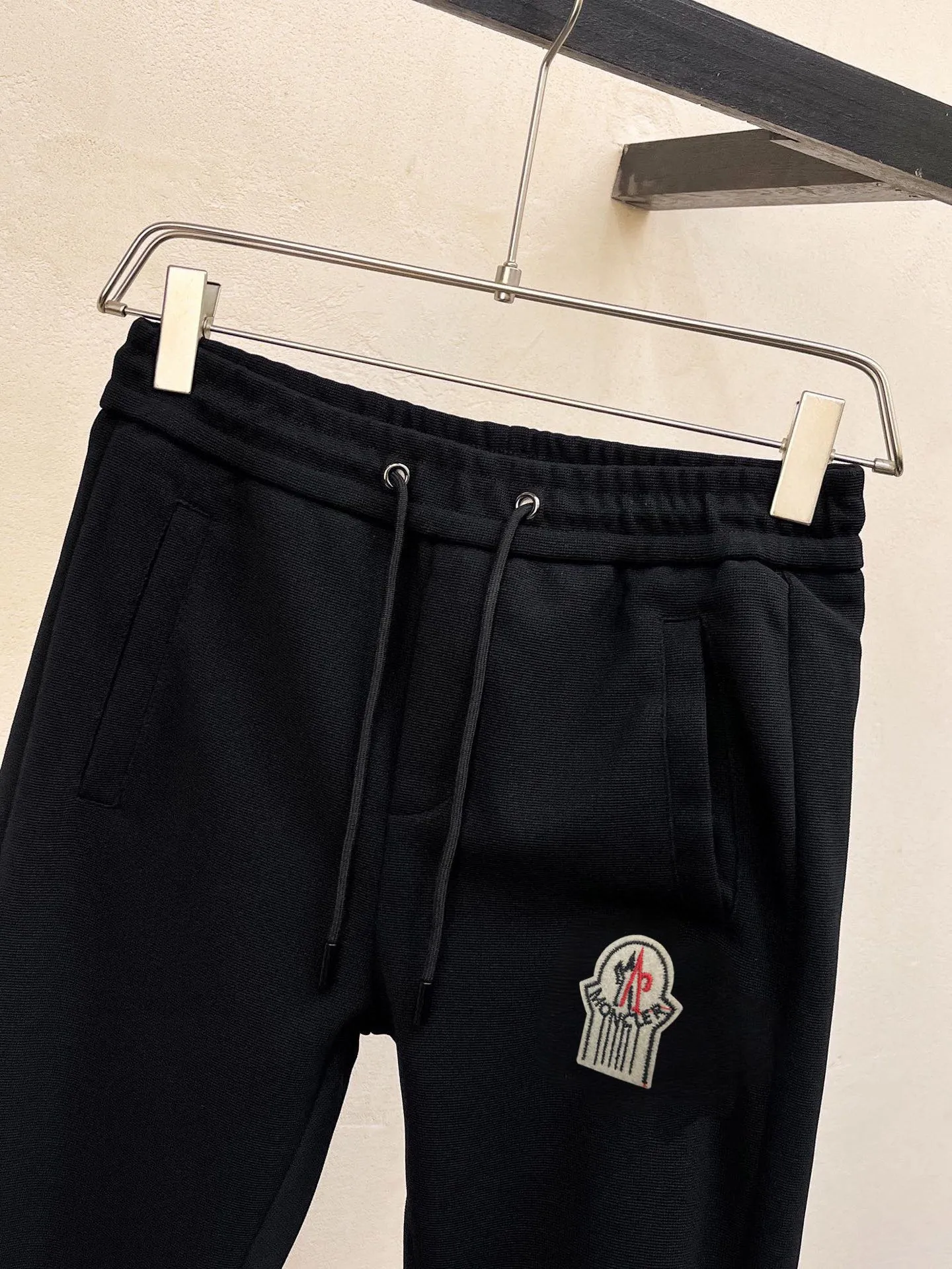 P400 💰 [MONCLER Mouth Covering] (Gospel for Fatty) Hot-selling suit is here. Focus on the original version of the official website. 2025 new hot-selling cardigan sweater suit. The original order is the best product. 🇭🇰The meticulous work of top designers. Just for a fitting and perfect upper body effect. 100% natural high-quality Roman cotton, close-fitting comfort, noble and elegant! Original hardware embodies elegance and nobility! Counter size: M-5XL (maximum wear up to 220 pounds)