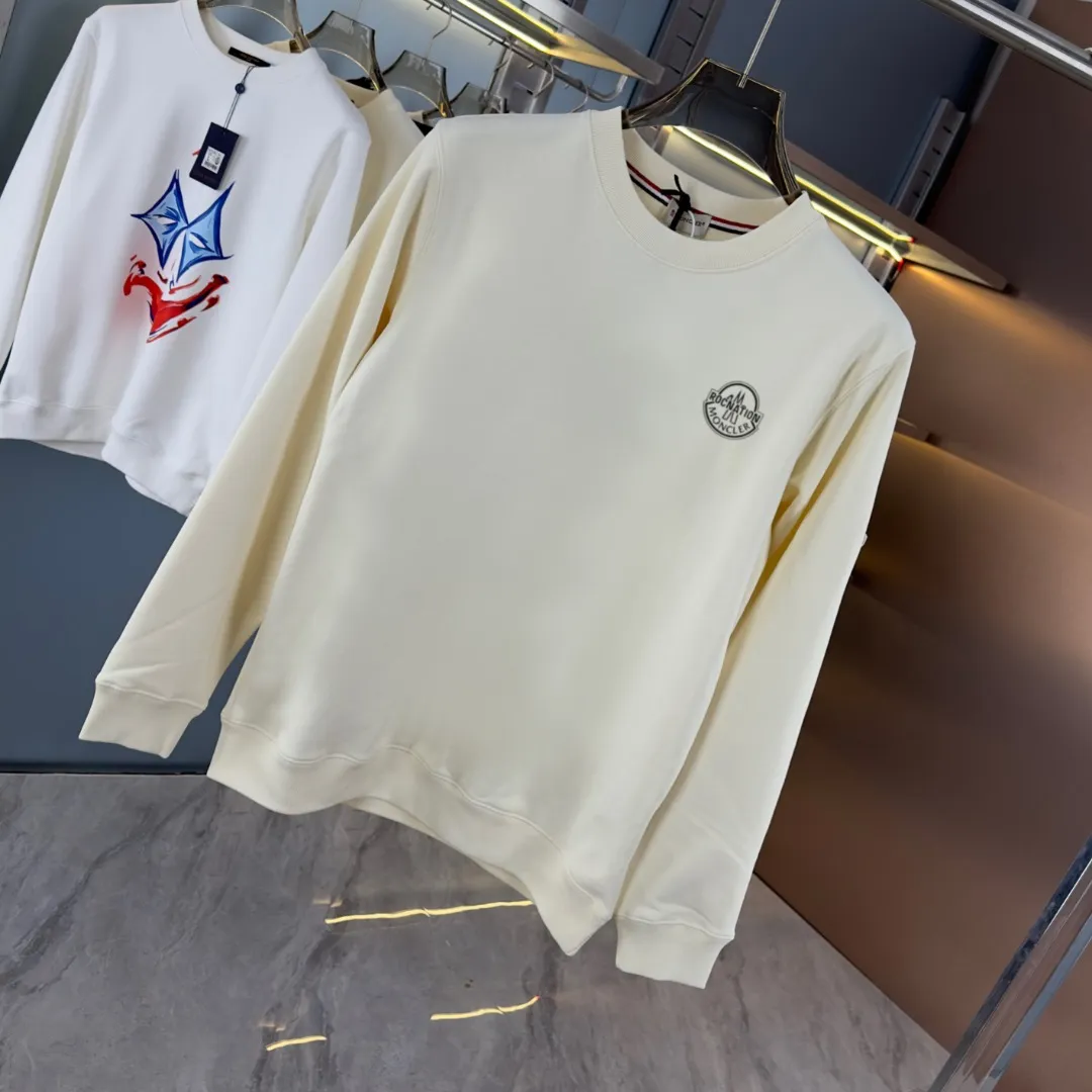 P210 high version sweatshirt) 📦With exclusive packaging📦 [Long-term ready stock] Upgraded version "Mobile phone smart sensor ~ NFC chip armband ~ Directly to the official website for anti-counterfeiting" 〖 𝐌𝐎𝐍𝐂𝐋𝐄𝐑 ~ Mouth covering〗 2025 new high quality, using 450 grams of heavyweight fabric Different from the market currency, you can mix and match everything at will and you will be handsome😎The whole clothes is made of double waistcoats. The double waistcoats make the whole dress more three-dimensional. It is not an ordinary factory that can do such fine work. 2025 autumn and winter new style, on sale at the counter, exquisite printed round neck terry sweatshirt. High-end double-ply cotton. Customized stretch ribs are dyed in the same vat. Three standards are complete. It is matched with digital printing patterns and is very breathable. Same style for men and women. Color: black, white, apricot. Size: S M L XL 2XL