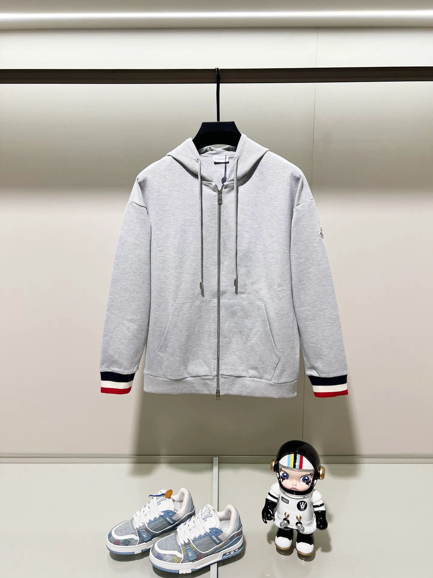 P280 MONCLER/Mask Custom fabric suit zipper hooded jacket Simple arm brand LOGO small badge threaded cuff technology Official synchronization High version High quality Fashion personality Versatile trend Pure original quality Original fabric Hang tag Collar label Washed wheat Complete three standards Color: blue. Gray. Size: S-2XL