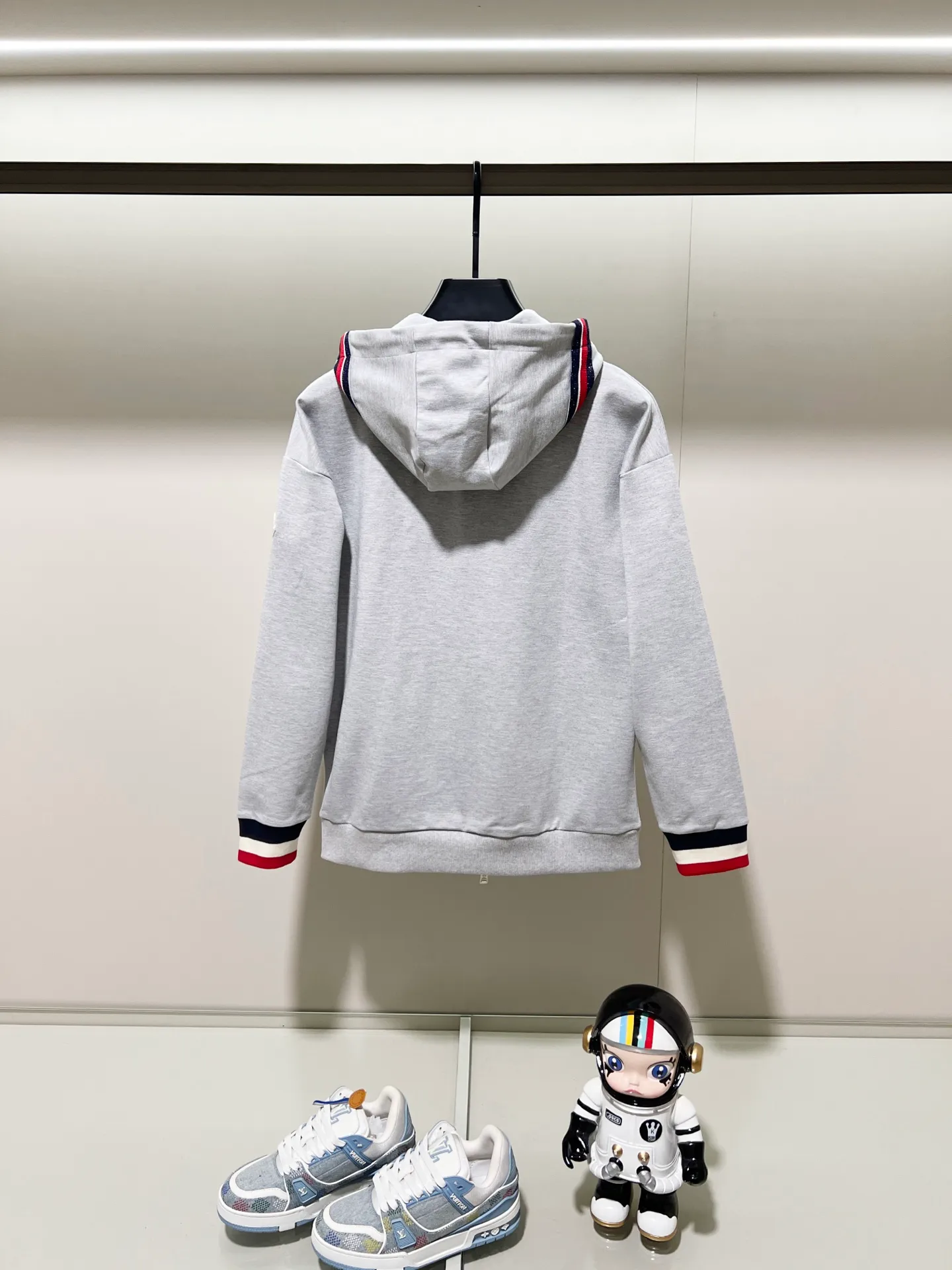 P280 MONCLER/Mask Custom fabric suit zipper hooded jacket Simple arm brand LOGO small badge threaded cuff technology Official synchronization High version High quality Fashion personality Versatile trend Pure original quality Original fabric Hang tag Collar label Washed wheat Complete three standards Color: blue. Gray. Size: S-2XL