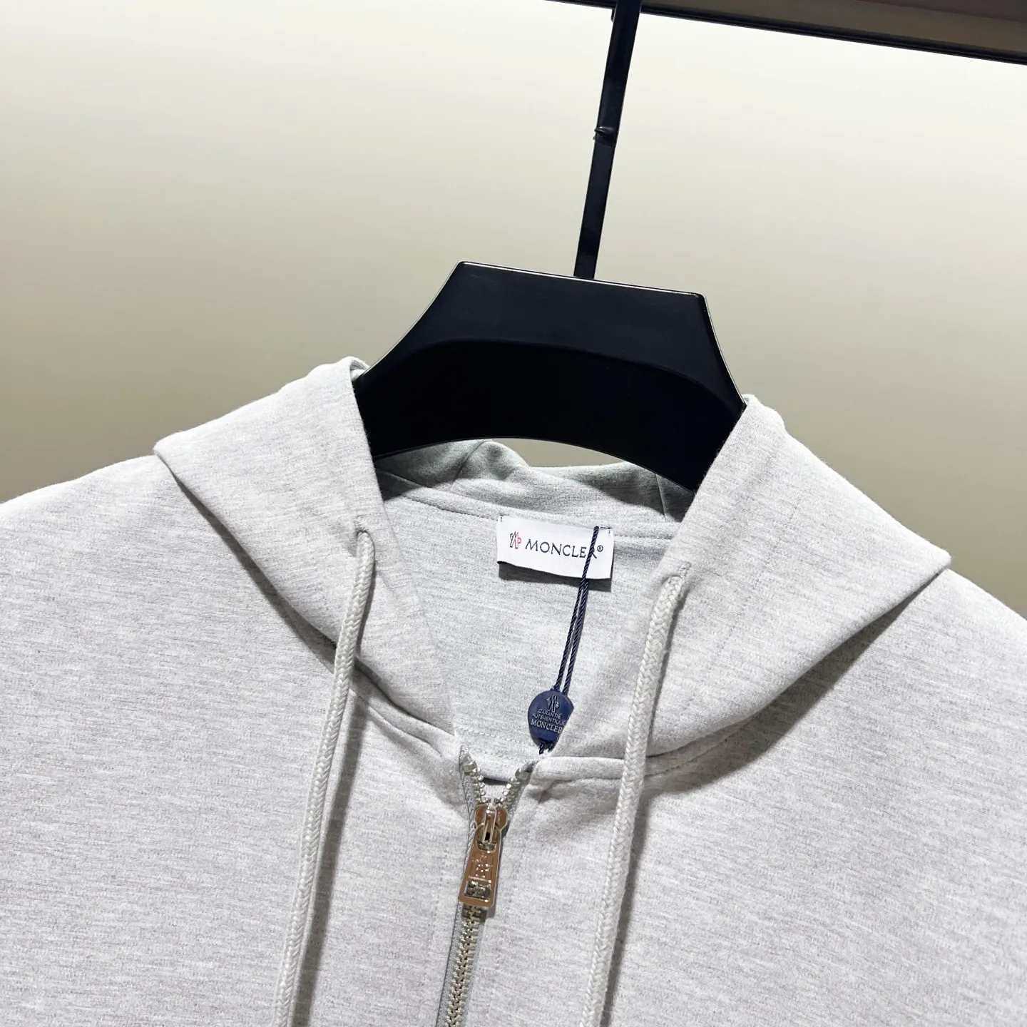 P280 MONCLER/Mask Custom fabric suit zipper hooded jacket Simple arm brand LOGO small badge threaded cuff technology Official synchronization High version High quality Fashion personality Versatile trend Pure original quality Original fabric Hang tag Collar label Washed wheat Complete three standards Color: blue. Gray. Size: S-2XL