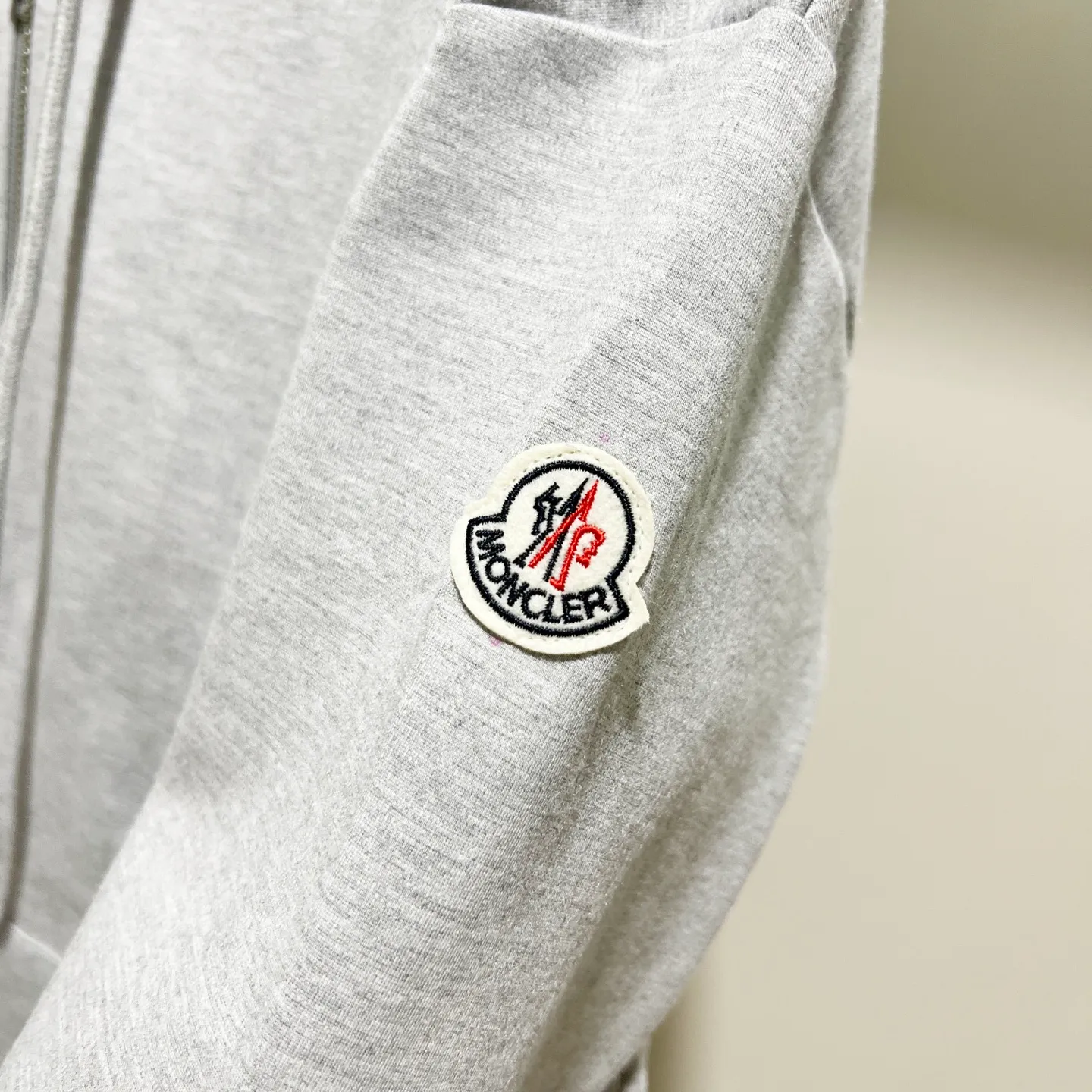 P280 MONCLER/Mask Custom fabric suit zipper hooded jacket Simple arm brand LOGO small badge threaded cuff technology Official synchronization High version High quality Fashion personality Versatile trend Pure original quality Original fabric Hang tag Collar label Washed wheat Complete three standards Color: blue. Gray. Size: S-2XL