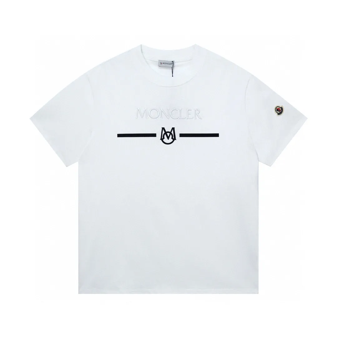 P136 Style No.: 845 〈MONCLER〉The price of the MONCLER is actually quite advantageous. Those who have been to the counters should know that the price of the MONCLER is not much cheaper than Gucci Burberry. It is just relatively low-key and unwilling to hype. It is a picture that you want to buy or not. It has an arrogant existence... Exclusively customized 270g 32-count double yarn smooth cotton. The texture is very soft and comfortable. 100% top-grade fabric that is different from the market (does not shrink, deform, or pill). Matched with 320g 1*1 thread (fabric threads are dyed in the same vat, no color difference, threads are not easy to deform) Color: Black White Size: S-XL