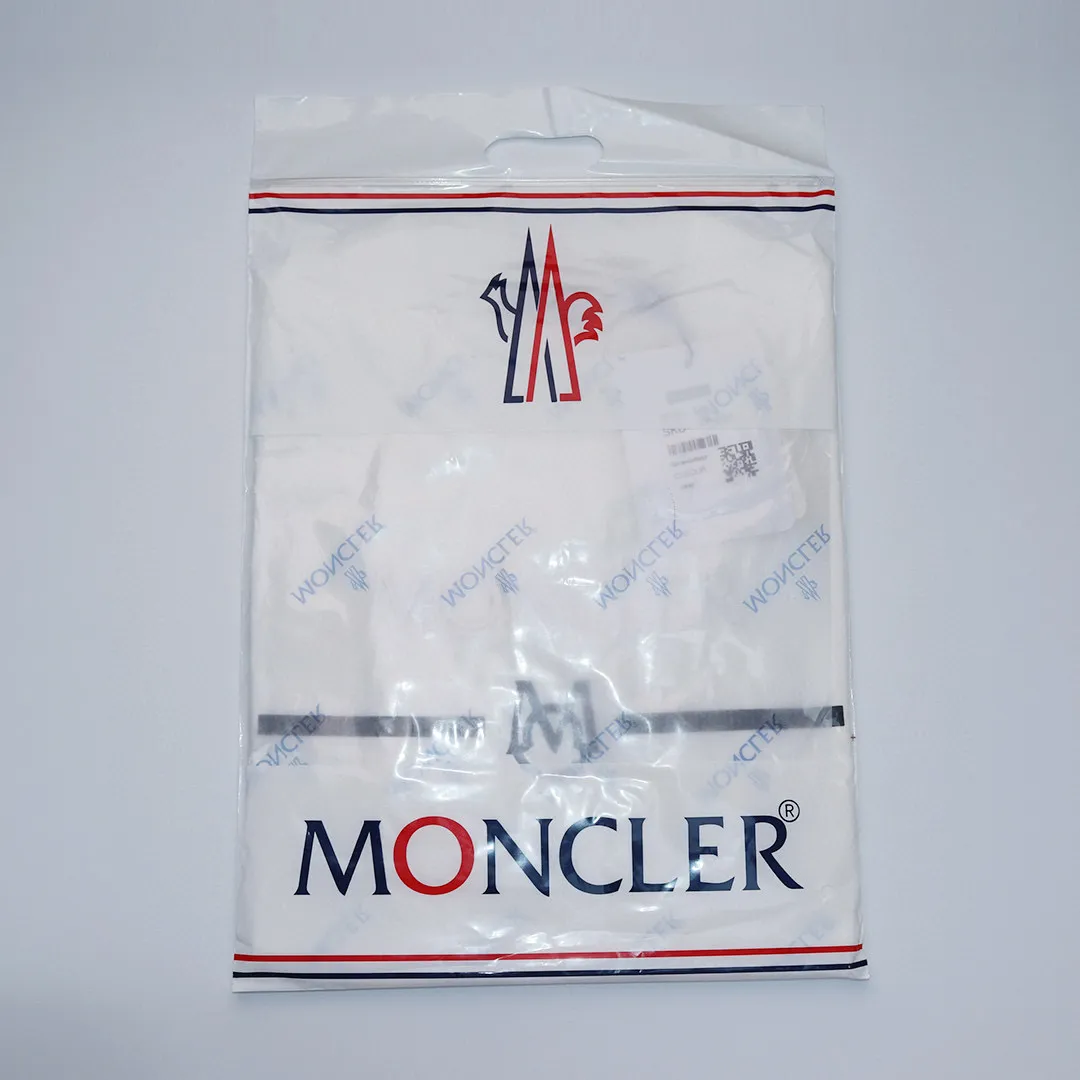 P136 Style No.: 845 〈MONCLER〉The price of the MONCLER is actually quite advantageous. Those who have been to the counters should know that the price of the MONCLER is not much cheaper than Gucci Burberry. It is just relatively low-key and unwilling to hype. It is a picture that you want to buy or not. It has an arrogant existence... Exclusively customized 270g 32-count double yarn smooth cotton. The texture is very soft and comfortable. 100% top-grade fabric that is different from the market (does not shrink, deform, or pill). Matched with 320g 1*1 thread (fabric threads are dyed in the same vat, no color difference, threads are not easy to deform) Color: Black White Size: S-XL