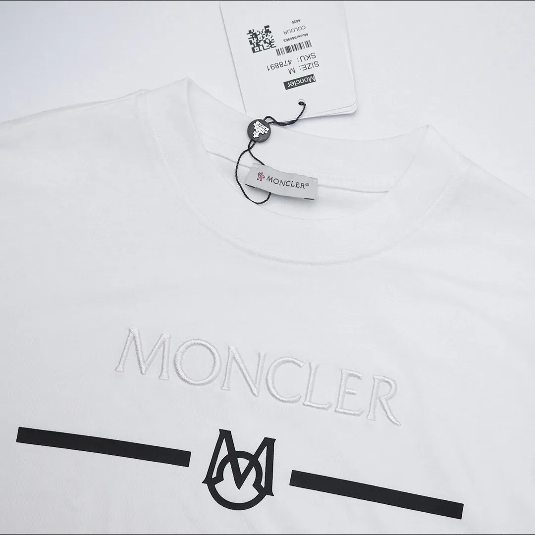 P136 Style No.: 845 〈MONCLER〉The price of the MONCLER is actually quite advantageous. Those who have been to the counters should know that the price of the MONCLER is not much cheaper than Gucci Burberry. It is just relatively low-key and unwilling to hype. It is a picture that you want to buy or not. It has an arrogant existence... Exclusively customized 270g 32-count double yarn smooth cotton. The texture is very soft and comfortable. 100% top-grade fabric that is different from the market (does not shrink, deform, or pill). Matched with 320g 1*1 thread (fabric threads are dyed in the same vat, no color difference, threads are not easy to deform) Color: Black White Size: S-XL