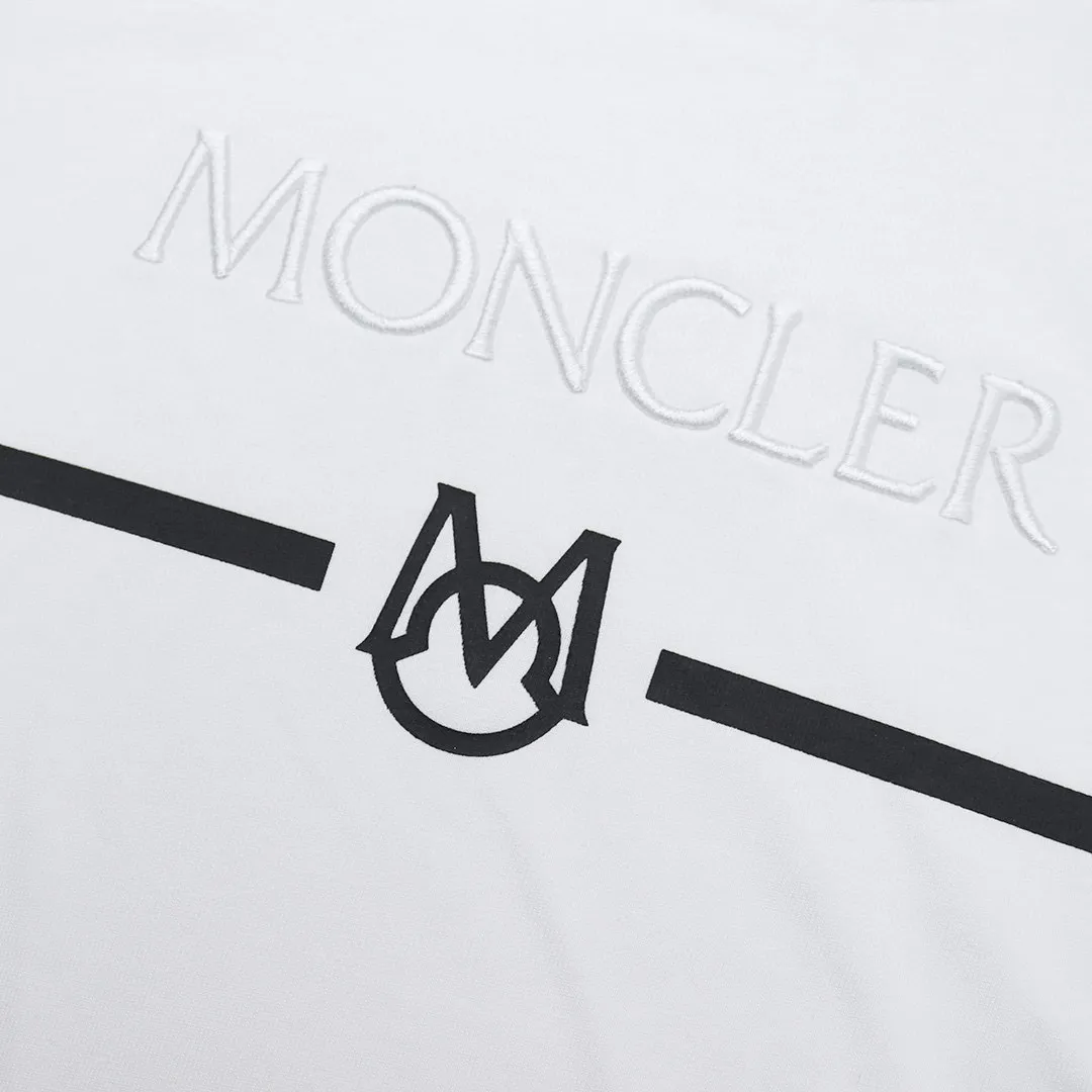 P136 Style No.: 845 〈MONCLER〉The price of the MONCLER is actually quite advantageous. Those who have been to the counters should know that the price of the MONCLER is not much cheaper than Gucci Burberry. It is just relatively low-key and unwilling to hype. It is a picture that you want to buy or not. It has an arrogant existence... Exclusively customized 270g 32-count double yarn smooth cotton. The texture is very soft and comfortable. 100% top-grade fabric that is different from the market (does not shrink, deform, or pill). Matched with 320g 1*1 thread (fabric threads are dyed in the same vat, no color difference, threads are not easy to deform) Color: Black White Size: S-XL