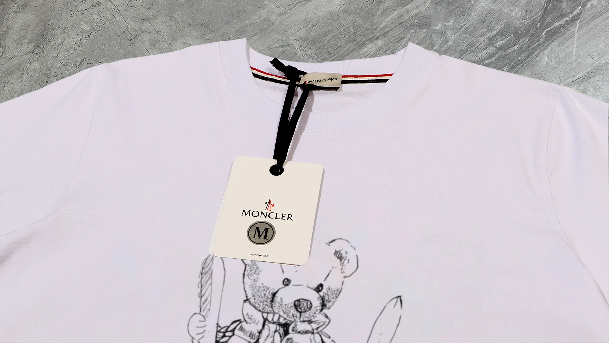 P210 High-version sweatshirt) [Long-term stock] 〖𝐌𝐎𝐍𝐂𝐋𝐄𝐑~Mask〗 Made of 440g heavy-weight fabric. It is different from the market currency. It can be matched with any variety and is properly handsome. 😎The whole dress is made of double waistcoats. The double waistcoats make the whole dress more three-dimensional. Not ordinary factories can do such fine work. 2025 Spring catwalk version of the T stage, on sale at the counter, exquisitely printed round neck terry sweatshirt, high-end double-ply cotton, custom-made stretch ribs, dyed in the same vat, complete with three standards, matched with digital printing patterns and very breathable, same style for men and women, color: black, white, apricot, size: S M L XL 2XL