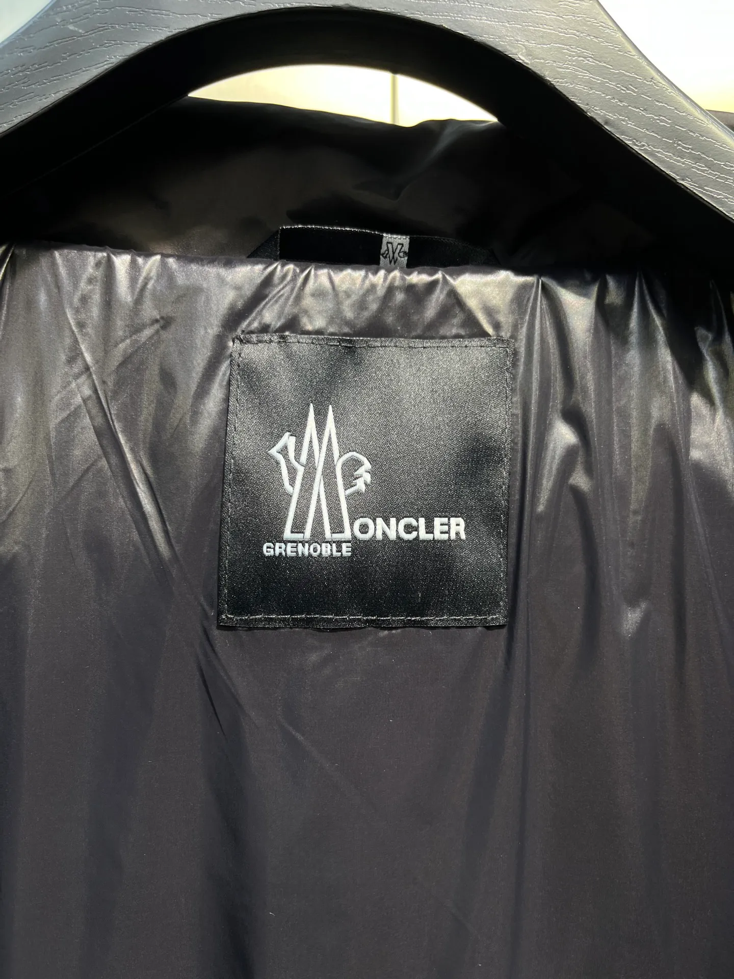 P1040 moncler🌟 2025 autumn and winter new down jacket. Original 1:1 customized hardware accessories, all imported and original customization. Welcome to compare at the counter. Absolutely high quality. Made of top-grade 95 white duck down. Super soft. Full and fluffy. Super heavy work. Fabric workmanship and perfect pattern. Note⚠The fabric is super comfortable. Exclusive model. Non-market goods. Same size for men and women. Size: 12345