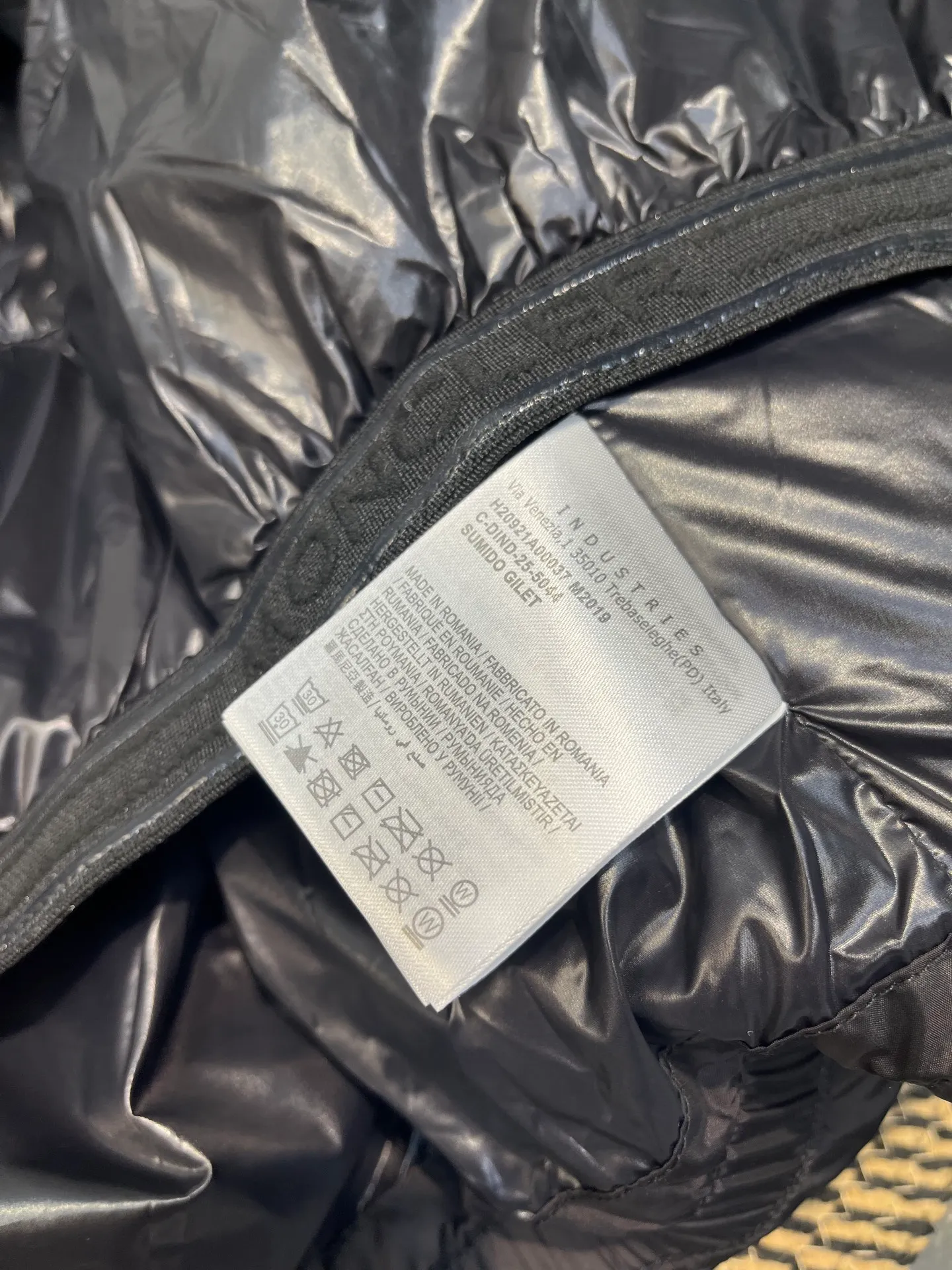 P1040 moncler🌟 2025 autumn and winter new down jacket. Original 1:1 customized hardware accessories, all imported and original customization. Welcome to compare at the counter. Absolutely high quality. Made of top-grade 95 white duck down. Super soft. Full and fluffy. Super heavy work. Fabric workmanship and perfect pattern. Note⚠The fabric is super comfortable. Exclusive model. Non-market goods. Same size for men and women. Size: 12345