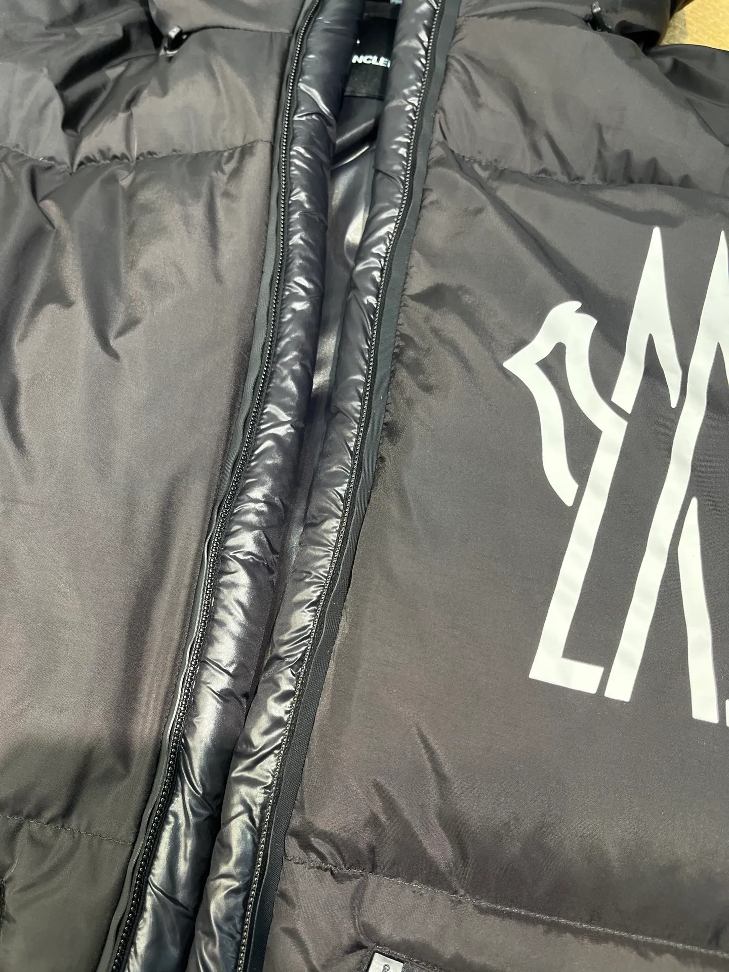 P1040 moncler🌟 2025 autumn and winter new down jacket. Original 1:1 customized hardware accessories, all imported and original customization. Welcome to compare at the counter. Absolutely high quality. Made of top-grade 95 white duck down. Super soft. Full and fluffy. Super heavy work. Fabric workmanship and perfect pattern. Note⚠The fabric is super comfortable. Exclusive model. Non-market goods. Same size for men and women. Size: 12345