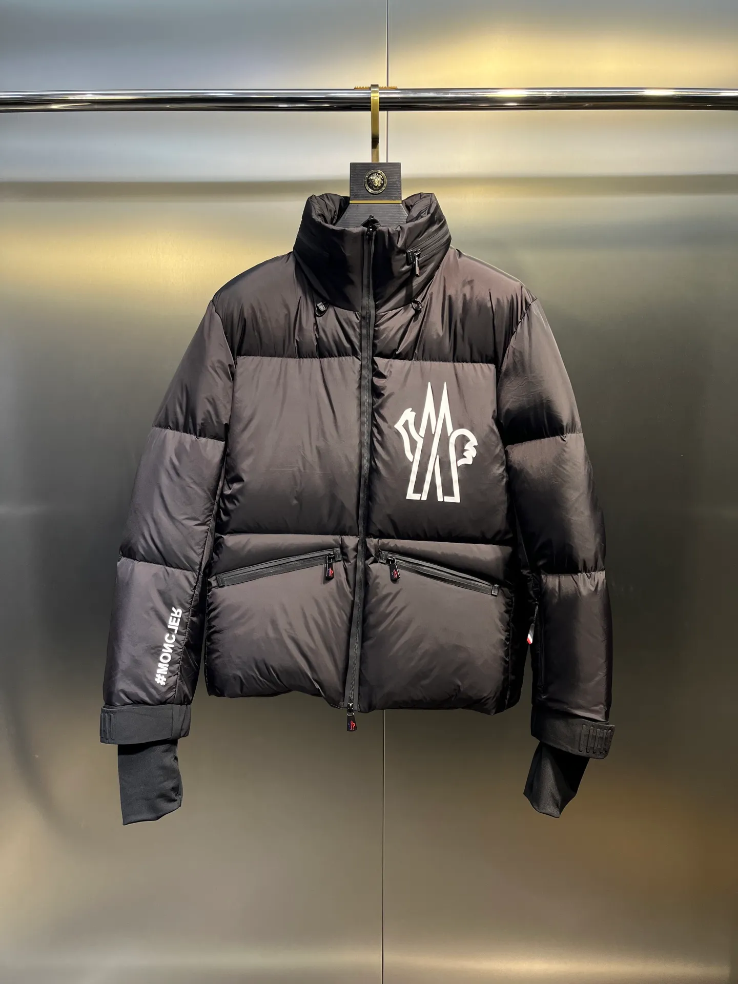 P1040 moncler🌟 2025 autumn and winter new down jacket. Original 1:1 customized hardware accessories, all imported and original customization. Welcome to compare at the counter. Absolutely high quality. Made of top-grade 95 white duck down. Super soft. Full and fluffy. Super heavy work. Fabric workmanship and perfect pattern. Note⚠The fabric is super comfortable. Exclusive model. Non-market goods. Same size for men and women. Size: 12345