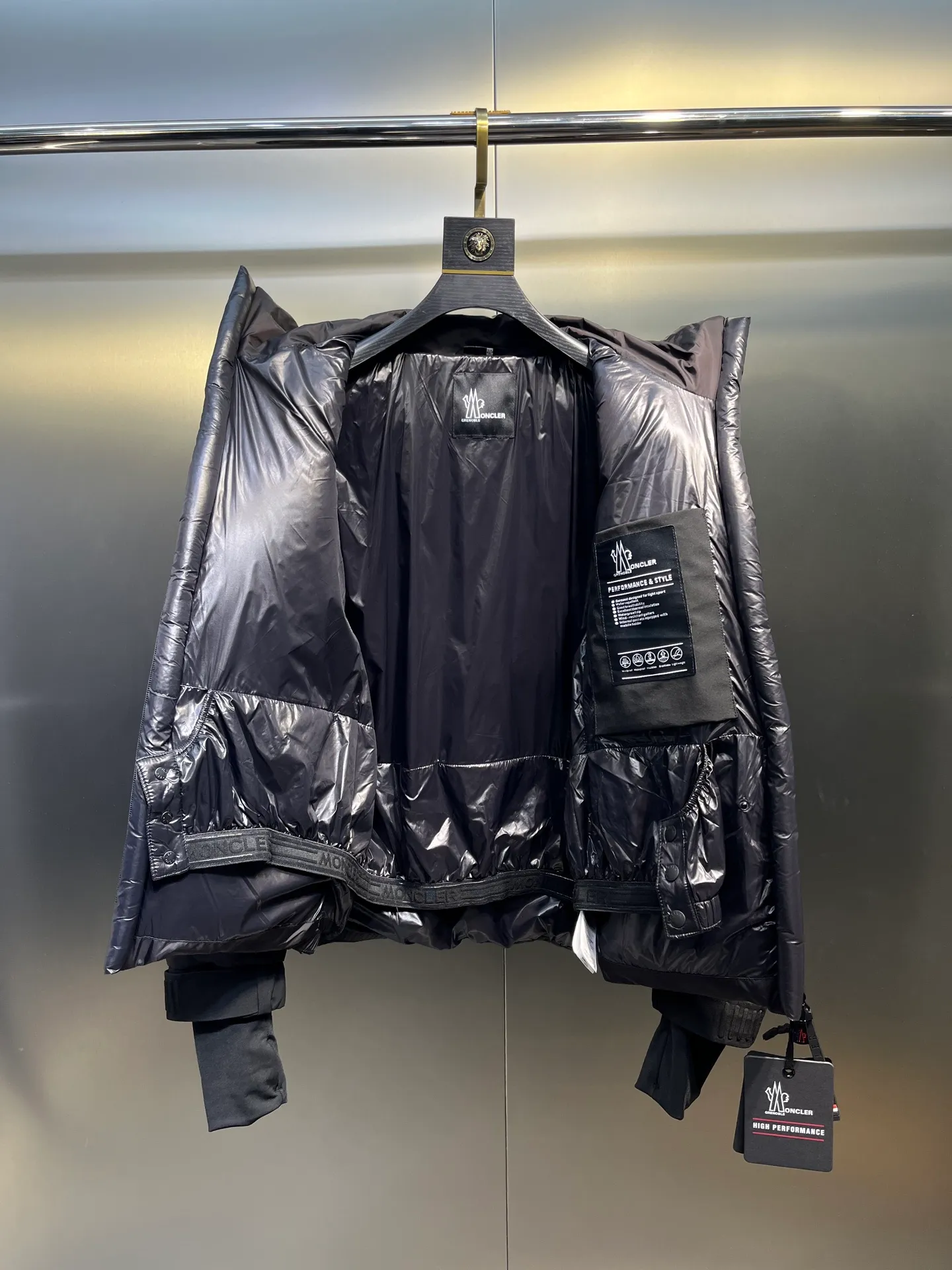 P1040 moncler🌟 2025 autumn and winter new down jacket. Original 1:1 customized hardware accessories, all imported and original customization. Welcome to compare at the counter. Absolutely high quality. Made of top-grade 95 white duck down. Super soft. Full and fluffy. Super heavy work. Fabric workmanship and perfect pattern. Note⚠The fabric is super comfortable. Exclusive model. Non-market goods. Same size for men and women. Size: 12345