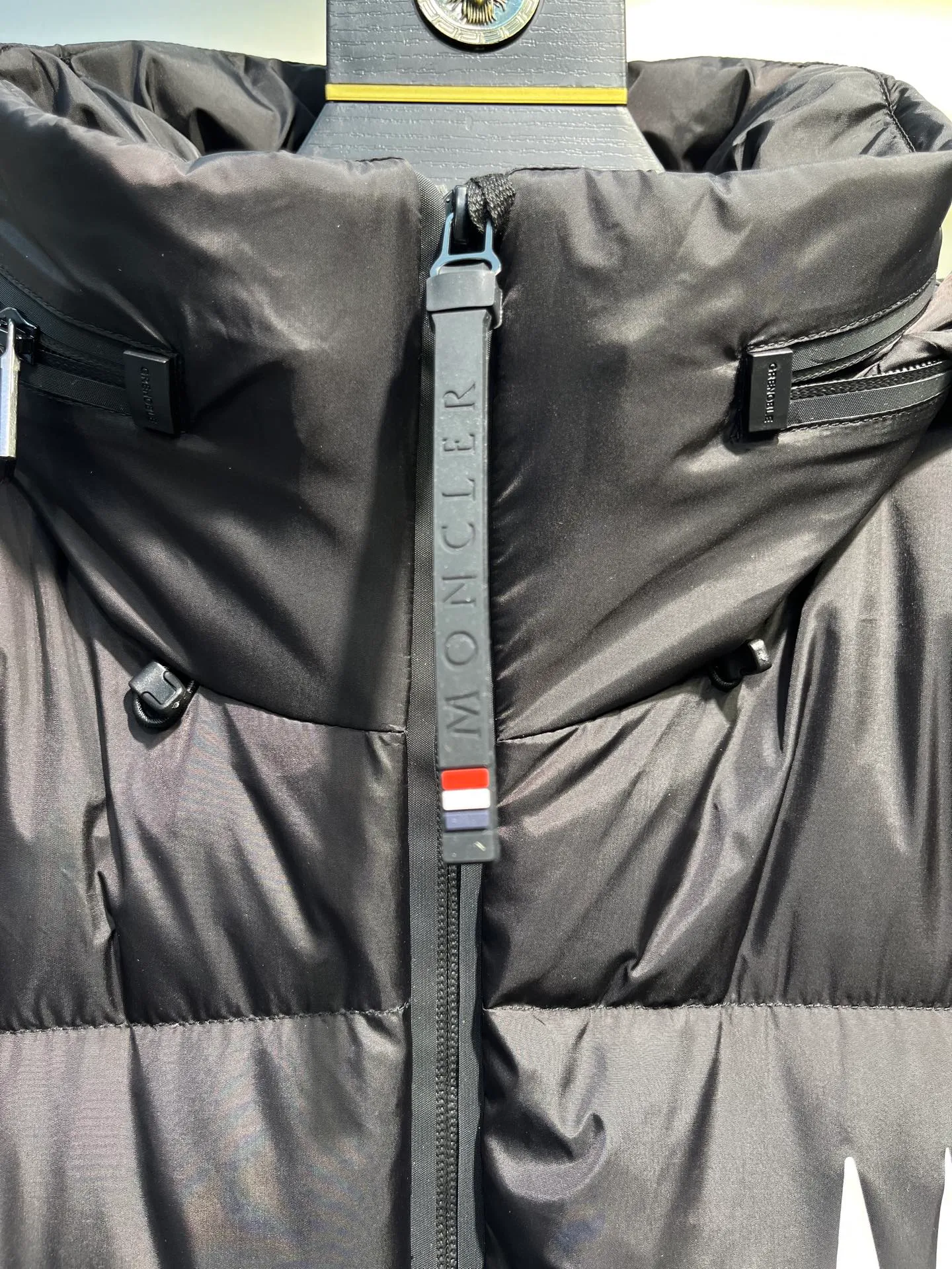 P1040 moncler🌟 2025 autumn and winter new down jacket. Original 1:1 customized hardware accessories, all imported and original customization. Welcome to compare at the counter. Absolutely high quality. Made of top-grade 95 white duck down. Super soft. Full and fluffy. Super heavy work. Fabric workmanship and perfect pattern. Note⚠The fabric is super comfortable. Exclusive model. Non-market goods. Same size for men and women. Size: 12345