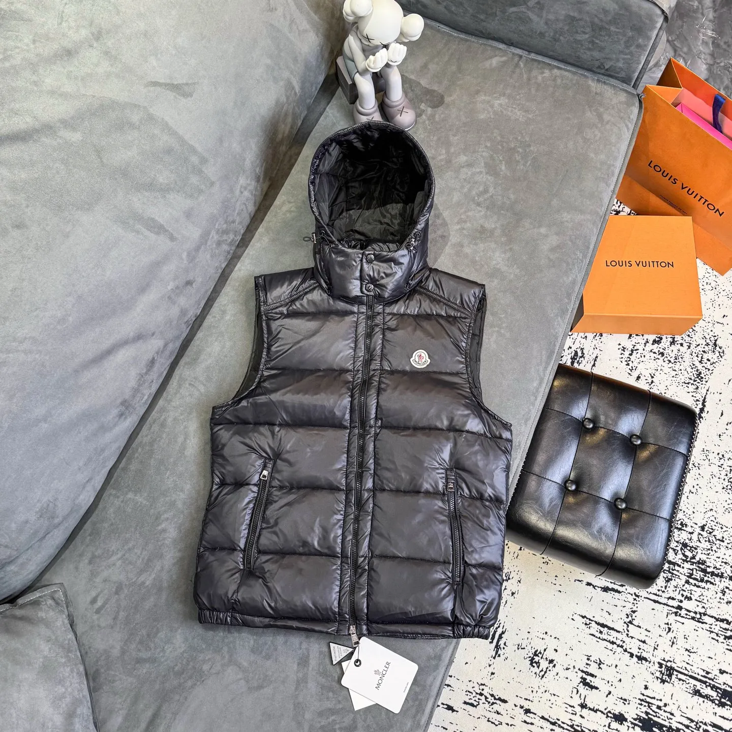 P390 [MONCLER Mouth Covered Couple’s High Version Classic Hooded Down Vest] A super popular item, made in a unique street punk style, a high-profile down vest for couples🔥 The hottest style at the moment🔥 Made of M's signature matte technical waterproof fabric, the fabric feels smooth and very textured, and is equipped with classic rectangular quilting to ensure the even distribution of down inside, bringing the ultimate warm and comfortable wearing experience, and it is also very fashionable and stylish! It is filled with imported European standard 90% velvet, which can effectively lock in and collect heat. You can feel its plump state by looking at the actual pictures. It is quite light on the upper body and does not feel bloated at all! The quality is definitely at the same level as the same counter. Friends who have ultra-high standards and pursuit of quality are recommended to buy it now👇 Color: Black Size: 1 2 3 4