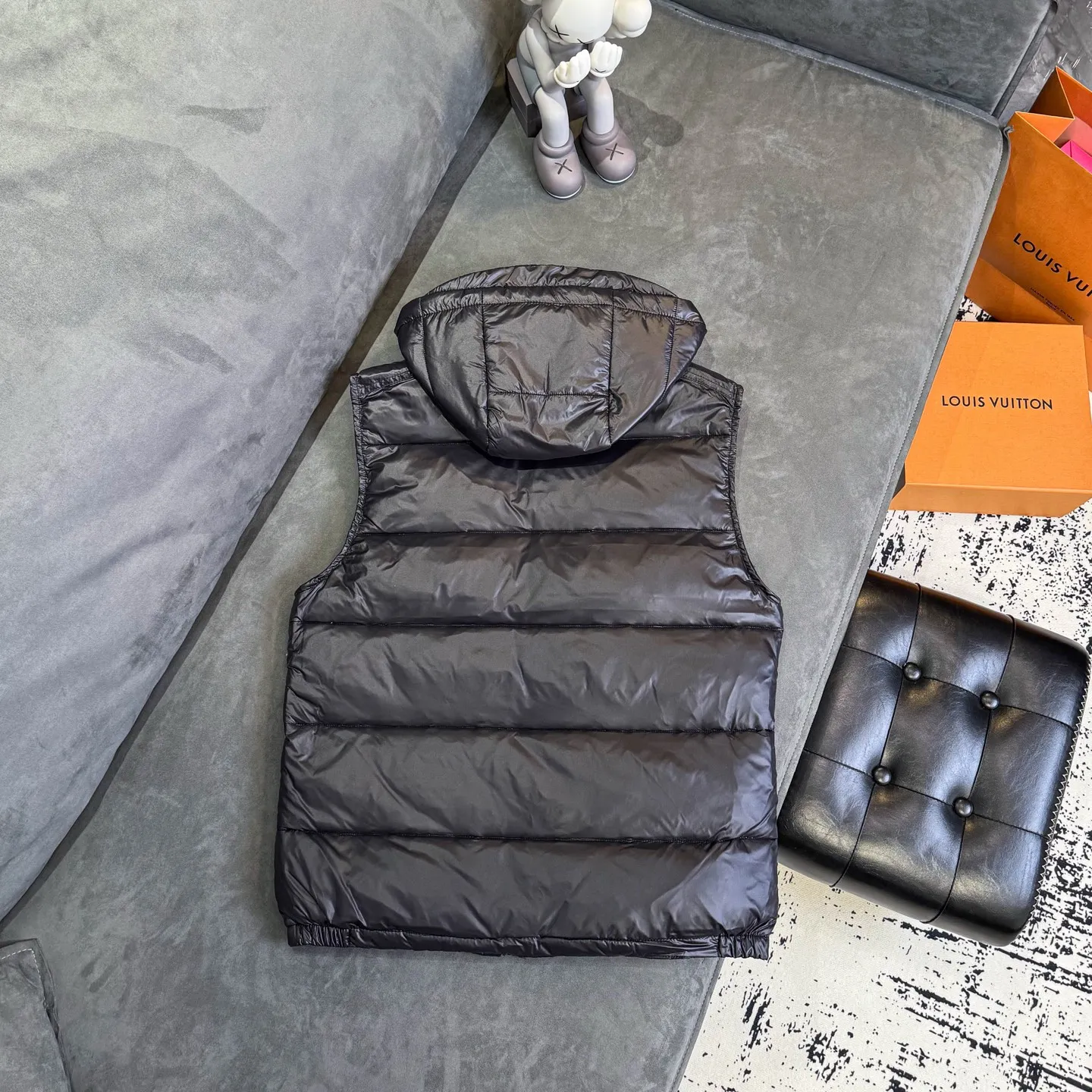 P390 [MONCLER Mouth Covered Couple’s High Version Classic Hooded Down Vest] A super popular item, made in a unique street punk style, a high-profile down vest for couples🔥 The hottest style at the moment🔥 Made of M's signature matte technical waterproof fabric, the fabric feels smooth and very textured, and is equipped with classic rectangular quilting to ensure the even distribution of down inside, bringing the ultimate warm and comfortable wearing experience, and it is also very fashionable and stylish! It is filled with imported European standard 90% velvet, which can effectively lock in and collect heat. You can feel its plump state by looking at the actual pictures. It is quite light on the upper body and does not feel bloated at all! The quality is definitely at the same level as the same counter. Friends who have ultra-high standards and pursuit of quality are recommended to buy it now👇 Color: Black Size: 1 2 3 4