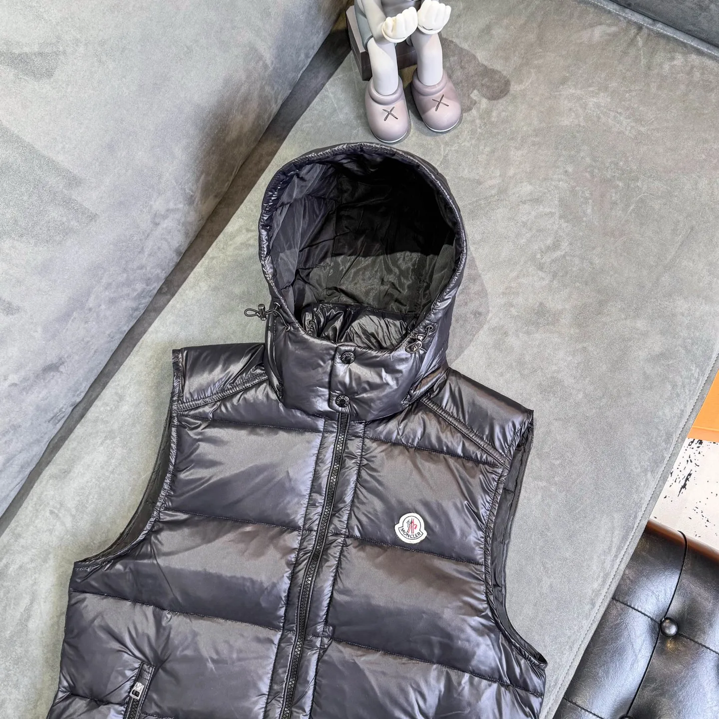 P390 [MONCLER Mouth Covered Couple’s High Version Classic Hooded Down Vest] A super popular item, made in a unique street punk style, a high-profile down vest for couples🔥 The hottest style at the moment🔥 Made of M's signature matte technical waterproof fabric, the fabric feels smooth and very textured, and is equipped with classic rectangular quilting to ensure the even distribution of down inside, bringing the ultimate warm and comfortable wearing experience, and it is also very fashionable and stylish! It is filled with imported European standard 90% velvet, which can effectively lock in and collect heat. You can feel its plump state by looking at the actual pictures. It is quite light on the upper body and does not feel bloated at all! The quality is definitely at the same level as the same counter. Friends who have ultra-high standards and pursuit of quality are recommended to buy it now👇 Color: Black Size: 1 2 3 4