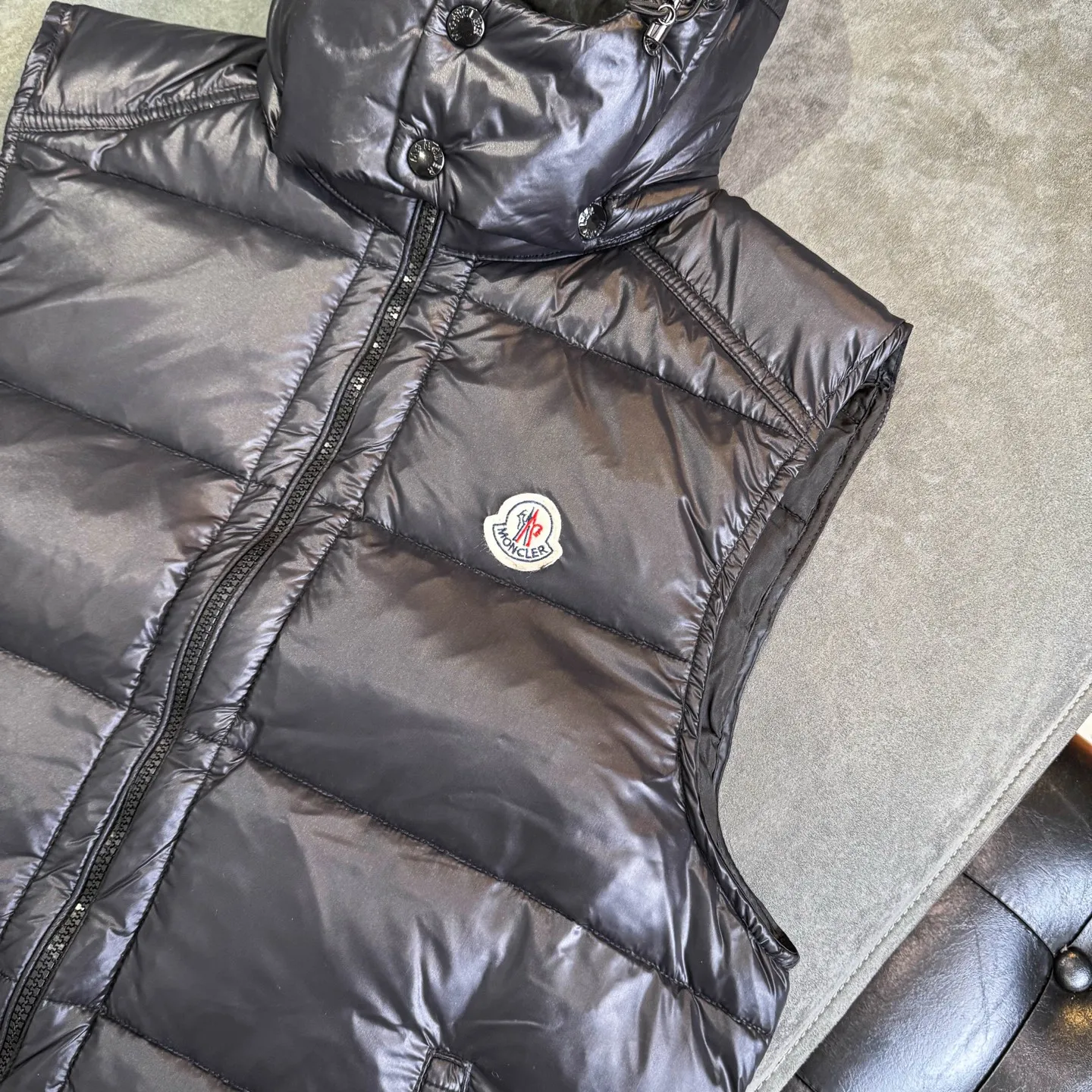P390 [MONCLER Mouth Covered Couple’s High Version Classic Hooded Down Vest] A super popular item, made in a unique street punk style, a high-profile down vest for couples🔥 The hottest style at the moment🔥 Made of M's signature matte technical waterproof fabric, the fabric feels smooth and very textured, and is equipped with classic rectangular quilting to ensure the even distribution of down inside, bringing the ultimate warm and comfortable wearing experience, and it is also very fashionable and stylish! It is filled with imported European standard 90% velvet, which can effectively lock in and collect heat. You can feel its plump state by looking at the actual pictures. It is quite light on the upper body and does not feel bloated at all! The quality is definitely at the same level as the same counter. Friends who have ultra-high standards and pursuit of quality are recommended to buy it now👇 Color: Black Size: 1 2 3 4