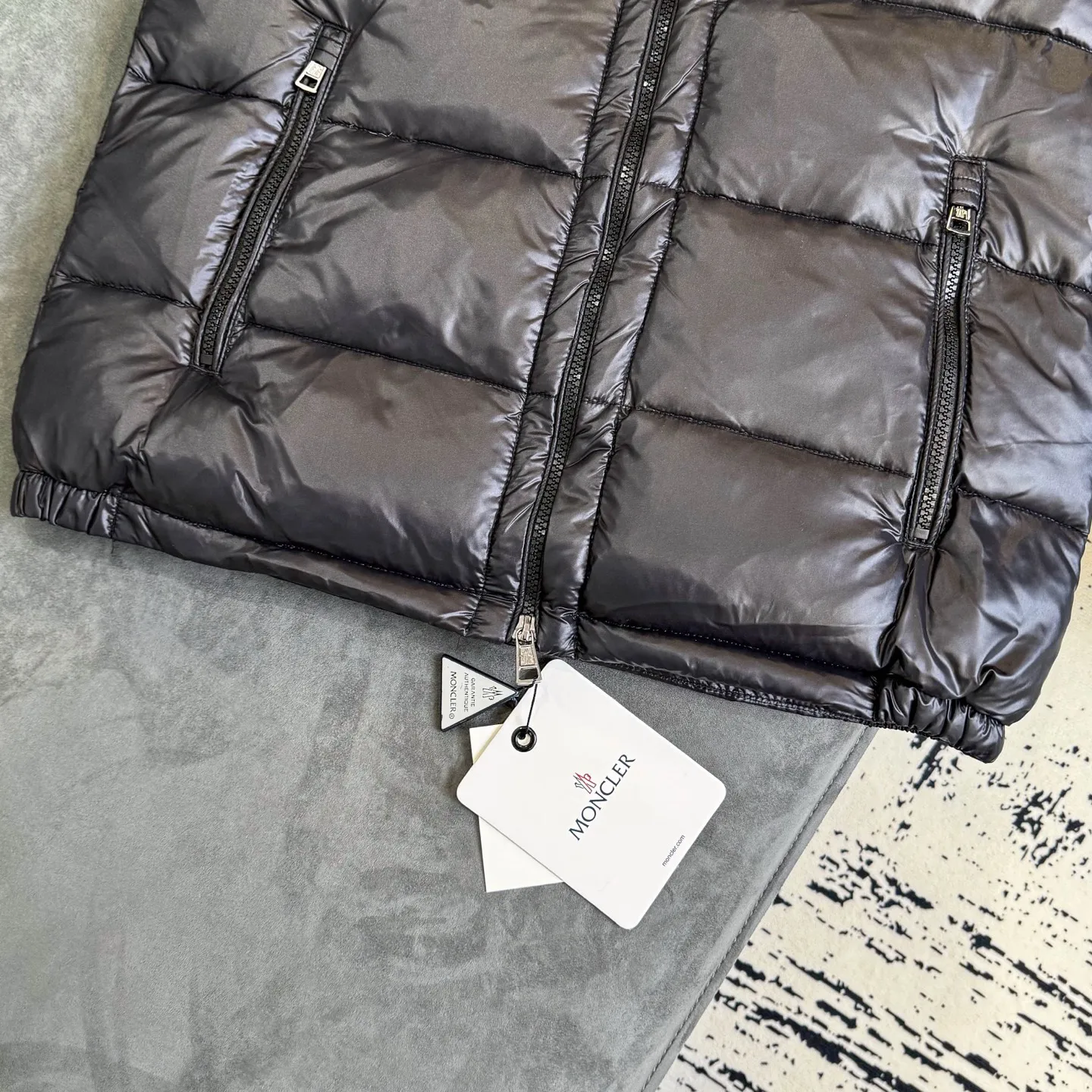 P390 [MONCLER Mouth Covered Couple’s High Version Classic Hooded Down Vest] A super popular item, made in a unique street punk style, a high-profile down vest for couples🔥 The hottest style at the moment🔥 Made of M's signature matte technical waterproof fabric, the fabric feels smooth and very textured, and is equipped with classic rectangular quilting to ensure the even distribution of down inside, bringing the ultimate warm and comfortable wearing experience, and it is also very fashionable and stylish! It is filled with imported European standard 90% velvet, which can effectively lock in and collect heat. You can feel its plump state by looking at the actual pictures. It is quite light on the upper body and does not feel bloated at all! The quality is definitely at the same level as the same counter. Friends who have ultra-high standards and pursuit of quality are recommended to buy it now👇 Color: Black Size: 1 2 3 4