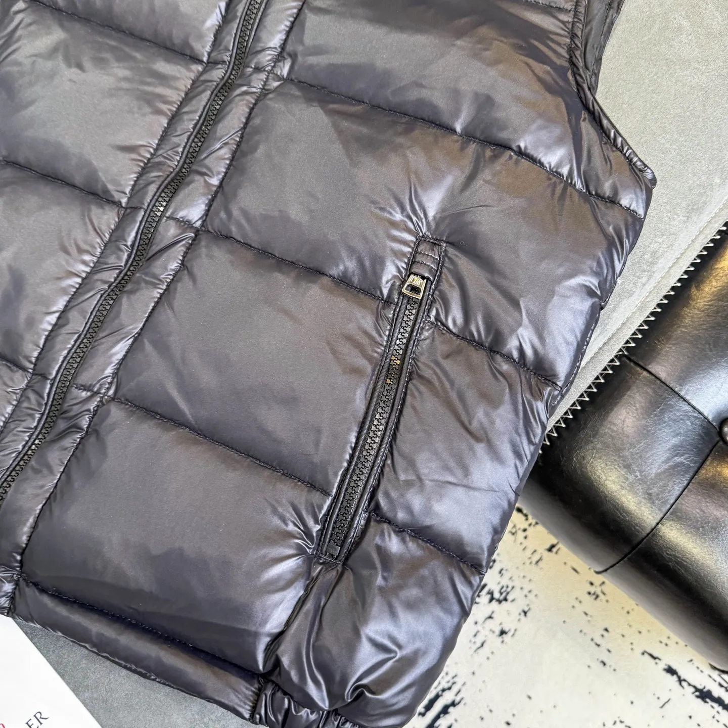 P390 [MONCLER Mouth Covered Couple’s High Version Classic Hooded Down Vest] A super popular item, made in a unique street punk style, a high-profile down vest for couples🔥 The hottest style at the moment🔥 Made of M's signature matte technical waterproof fabric, the fabric feels smooth and very textured, and is equipped with classic rectangular quilting to ensure the even distribution of down inside, bringing the ultimate warm and comfortable wearing experience, and it is also very fashionable and stylish! It is filled with imported European standard 90% velvet, which can effectively lock in and collect heat. You can feel its plump state by looking at the actual pictures. It is quite light on the upper body and does not feel bloated at all! The quality is definitely at the same level as the same counter. Friends who have ultra-high standards and pursuit of quality are recommended to buy it now👇 Color: Black Size: 1 2 3 4