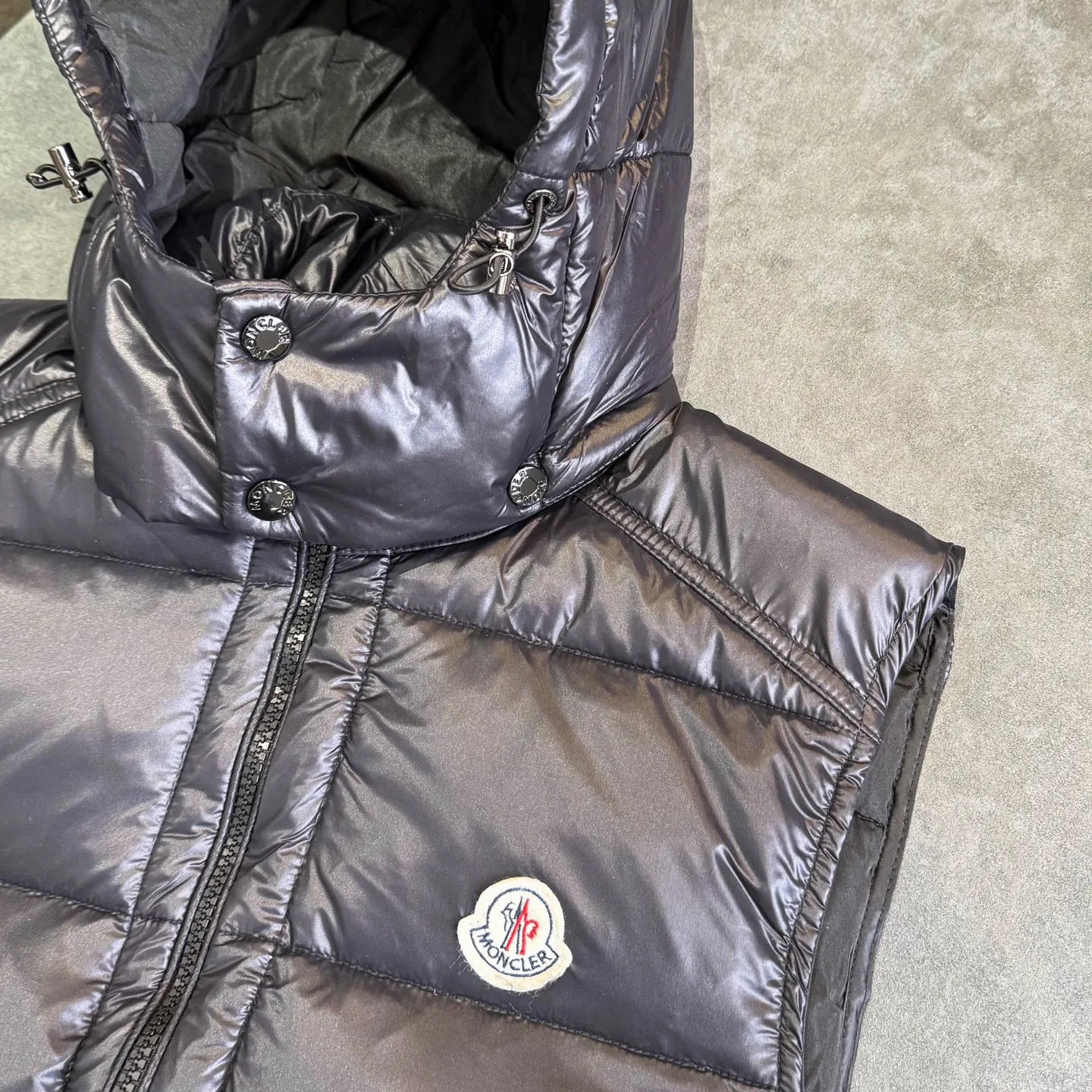 P390 [MONCLER Mouth Covered Couple’s High Version Classic Hooded Down Vest] A super popular item, made in a unique street punk style, a high-profile down vest for couples🔥 The hottest style at the moment🔥 Made of M's signature matte technical waterproof fabric, the fabric feels smooth and very textured, and is equipped with classic rectangular quilting to ensure the even distribution of down inside, bringing the ultimate warm and comfortable wearing experience, and it is also very fashionable and stylish! It is filled with imported European standard 90% velvet, which can effectively lock in and collect heat. You can feel its plump state by looking at the actual pictures. It is quite light on the upper body and does not feel bloated at all! The quality is definitely at the same level as the same counter. Friends who have ultra-high standards and pursuit of quality are recommended to buy it now👇 Color: Black Size: 1 2 3 4