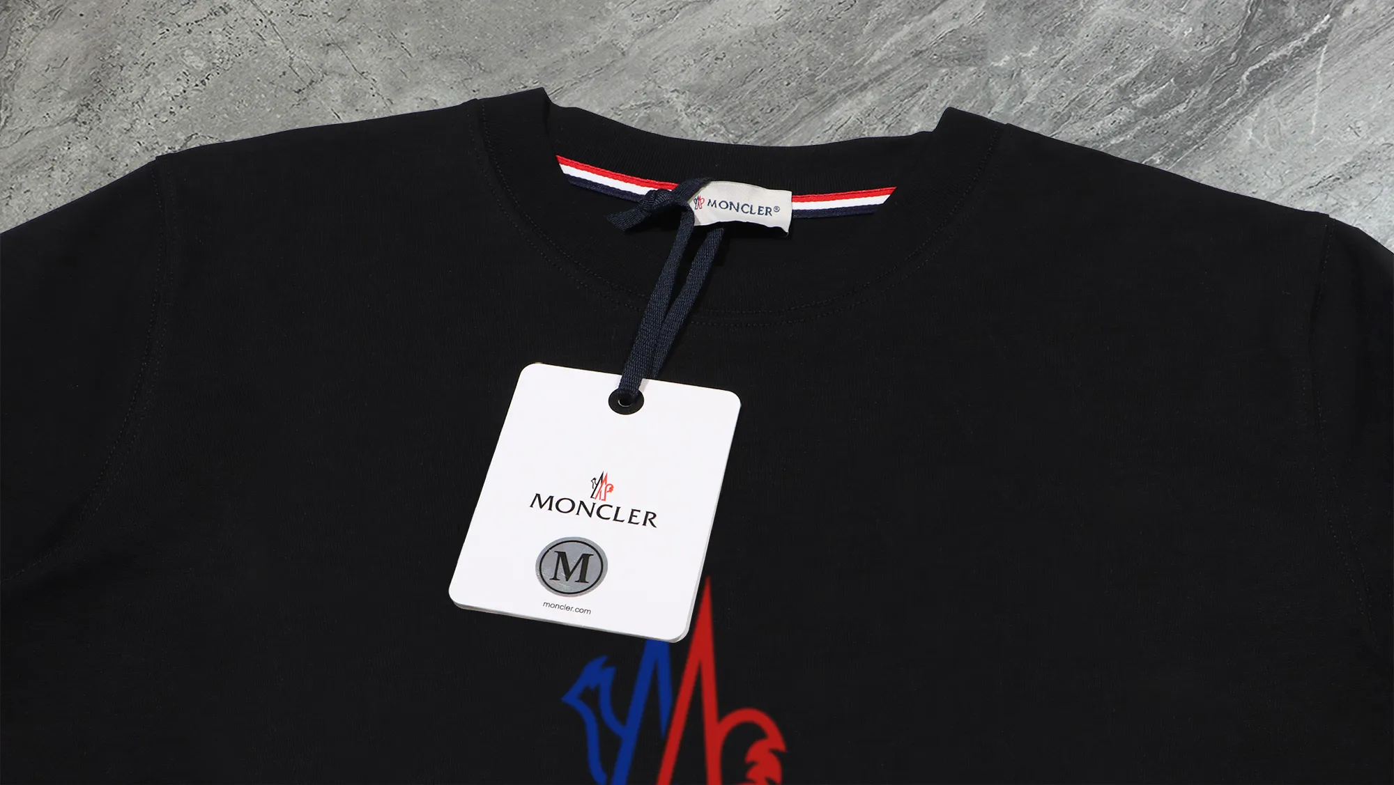 P210 High-version sweatshirt) [Long-term stock] 〖𝐌𝐎𝐍𝐂𝐋𝐄𝐑~Mask〗 Made of 440g heavy-weight fabric. It is different from the market currency. It can be matched with any variety and is properly handsome. 😎The whole dress is made of double waistcoats. The double waistcoats make the whole dress more three-dimensional. Not ordinary factories can do such fine work. 2025 Spring runway version of the T stage, on sale at the counter, round neck terry sweatshirt, high-end double-strand pure cotton, custom-made stretch ribs, dyed in the same vat, complete with three standards, matched with exquisite embroidered LOGO on the chest, simple and advanced, same style for men and women. Color: black, apricot, white, size: S M L XL 2XL