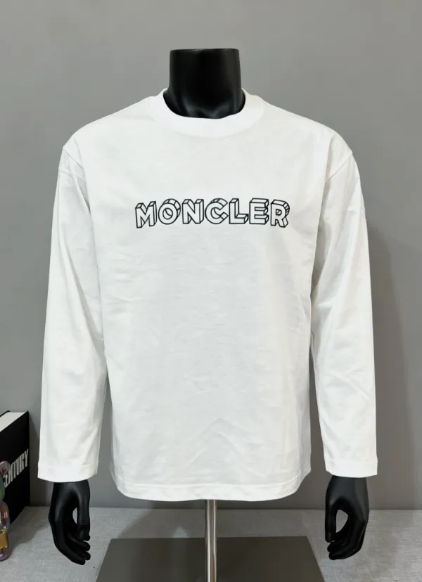 P180 MONCLER is new, FW autumn and winter new long-sleeved T-shirt official website has synchronized 3D visual letter printing armband short sleeves, the details are correct to the official version, and the size of the logo is strictly controlled , standard size, laminated details are in sync with the official version; 280g double yarn pure cotton fabric is selected, imported woven thread thread, the neckline is boned to prevent deformation, the factory high-temperature washing process prevents shrinkage, the fabric is soft and breathable, scan the code and touch the NCF washed mark for identification, the details are in place, the upper body is simple and beautiful, European size version, loose and suitable, color: black, white, size XS-L (L size can wear 200 pounds)