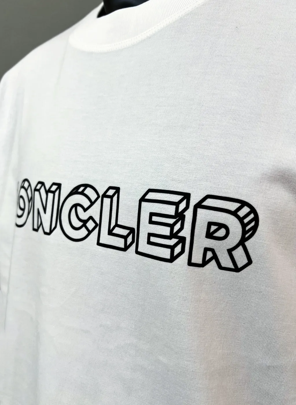 P180 MONCLER is new, FW autumn and winter new long-sleeved T-shirt official website has synchronized 3D visual letter printing armband short sleeves, the details are correct to the official version, and the size of the logo is strictly controlled , standard size, laminated details are in sync with the official version; 280g double yarn pure cotton fabric is selected, imported woven thread thread, the neckline is boned to prevent deformation, the factory high-temperature washing process prevents shrinkage, the fabric is soft and breathable, scan the code and touch the NCF washed mark for identification, the details are in place, the upper body is simple and beautiful, European size version, loose and suitable, color: black, white, size XS-L (L size can wear 200 pounds)