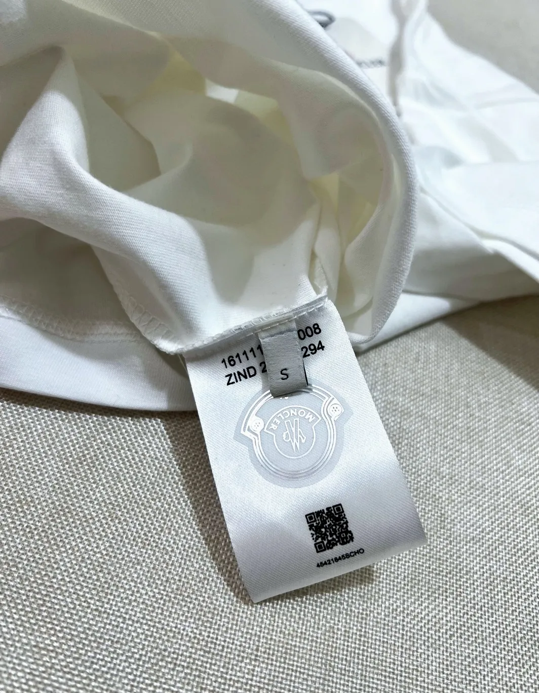 P180 MONCLER is new, FW autumn and winter new long-sleeved T-shirt official website has synchronized 3D visual letter printing armband short sleeves, the details are correct to the official version, and the size of the logo is strictly controlled , standard size, laminated details are in sync with the official version; 280g double yarn pure cotton fabric is selected, imported woven thread thread, the neckline is boned to prevent deformation, the factory high-temperature washing process prevents shrinkage, the fabric is soft and breathable, scan the code and touch the NCF washed mark for identification, the details are in place, the upper body is simple and beautiful, European size version, loose and suitable, color: black, white, size XS-L (L size can wear 200 pounds)
