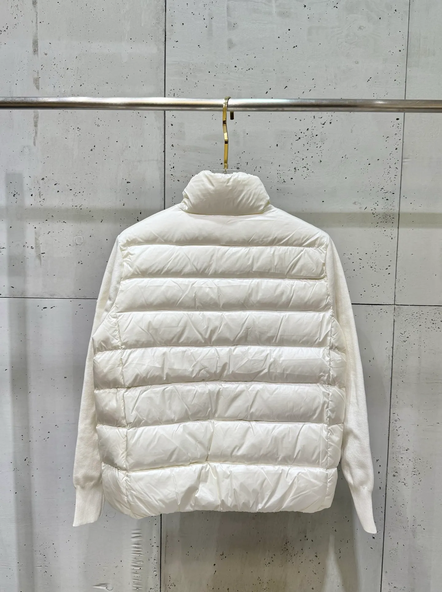 P600 Moncler new simple stand-up collar wool knitted patchwork jacket single down! A must-have item for winter inner wear and early fall. The quilted short version with stand-up collar is versatile and easy to wear. The hidden small pocket design is age-reducing and fashionable. Imported lightweight memory silk fabric is breathable and lightweight! Imported machine sewing line technology. The upper body is pure and handsome. Original hardware accessories size: s m l