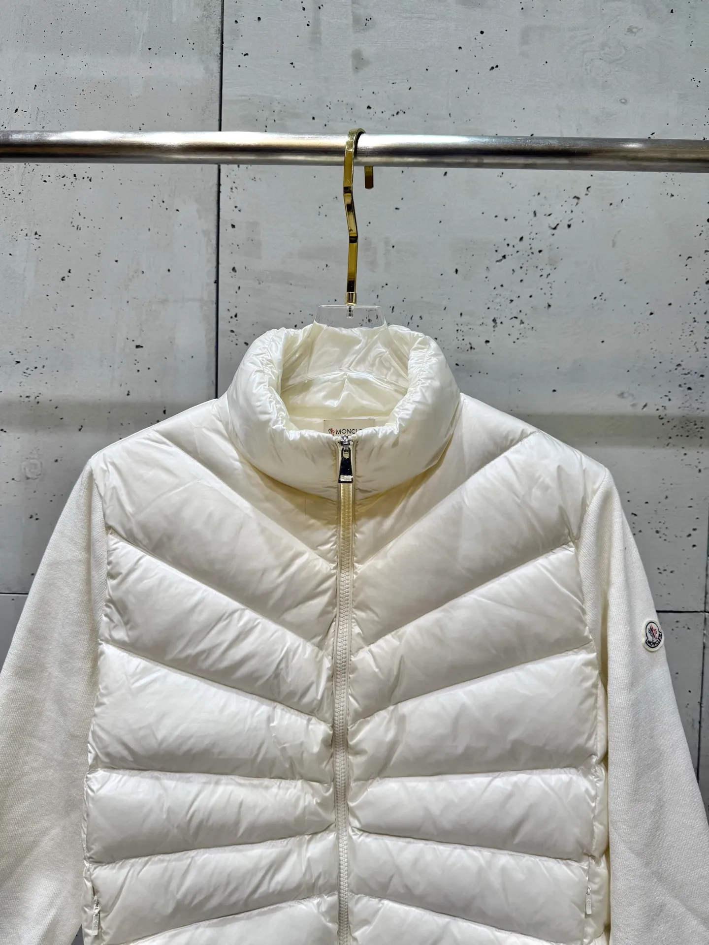 P600 Moncler new simple stand-up collar wool knitted patchwork jacket single down! A must-have item for winter inner wear and early fall. The quilted short version with stand-up collar is versatile and easy to wear. The hidden small pocket design is age-reducing and fashionable. Imported lightweight memory silk fabric is breathable and lightweight! Imported machine sewing line technology. The upper body is pure and handsome. Original hardware accessories size: s m l