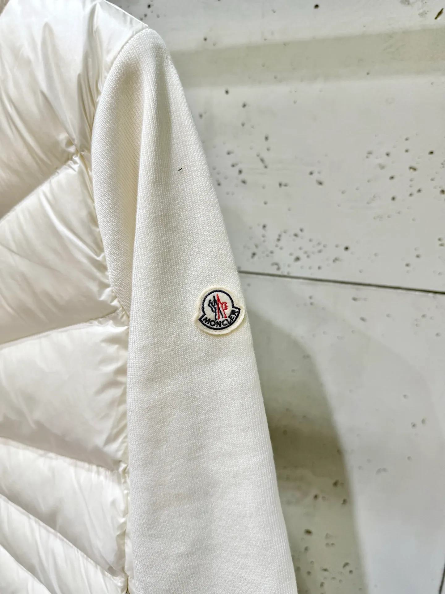 P600 Moncler new simple stand-up collar wool knitted patchwork jacket single down! A must-have item for winter inner wear and early fall. The quilted short version with stand-up collar is versatile and easy to wear. The hidden small pocket design is age-reducing and fashionable. Imported lightweight memory silk fabric is breathable and lightweight! Imported machine sewing line technology. The upper body is pure and handsome. Original hardware accessories size: s m l