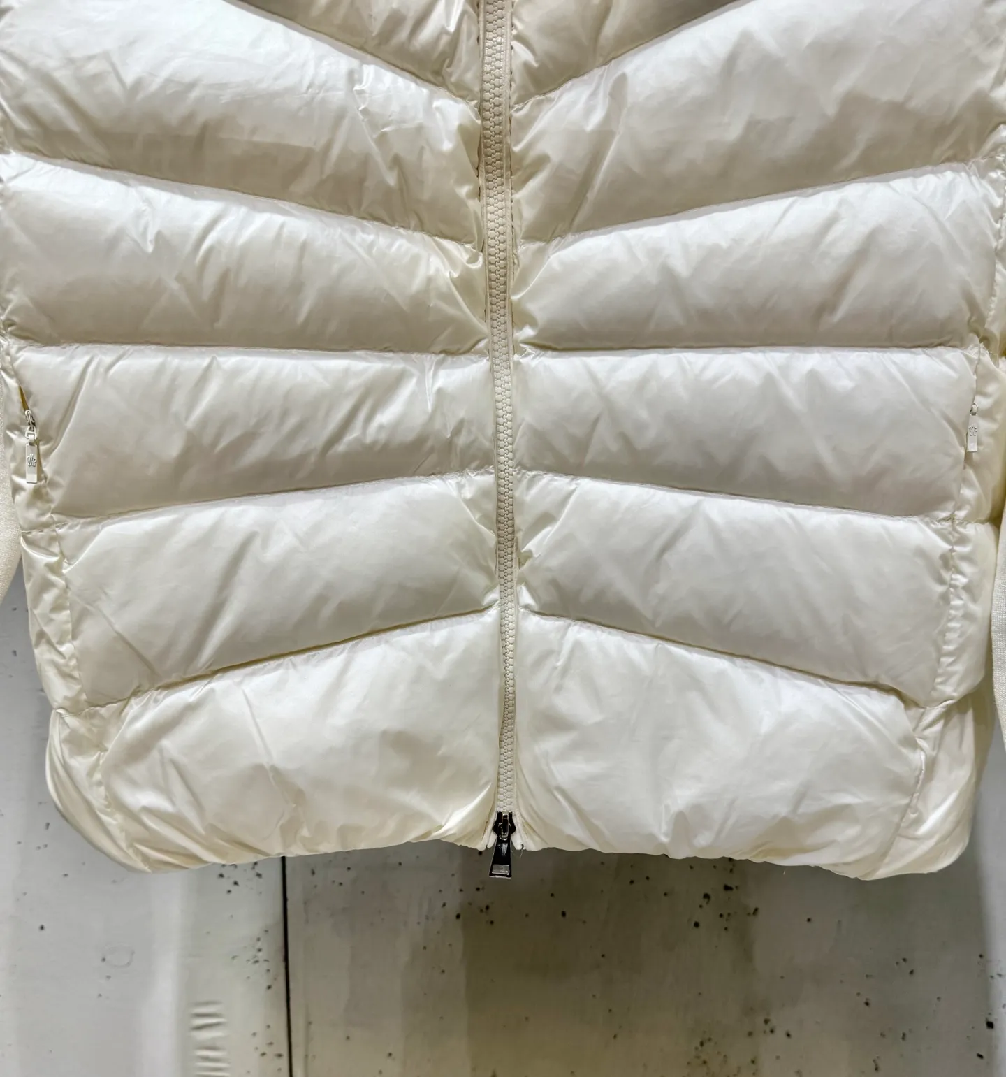 P600 Moncler new simple stand-up collar wool knitted patchwork jacket single down! A must-have item for winter inner wear and early fall. The quilted short version with stand-up collar is versatile and easy to wear. The hidden small pocket design is age-reducing and fashionable. Imported lightweight memory silk fabric is breathable and lightweight! Imported machine sewing line technology. The upper body is pure and handsome. Original hardware accessories size: s m l