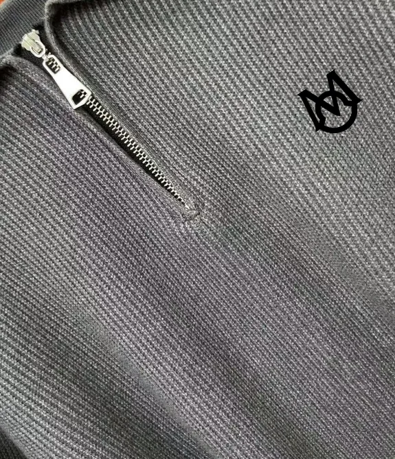 P250 Moncler masked zipper lapel sweater, the latest 2025 casual Polo wool sweater.  The texture is delicate, soft and comfortable, skin-friendly and warm, not easy to deform, simple and high-end style, and the logo on the chest is very exquisite and perfect! The upper body effect is very strong 👍 Color: black, gray Size: S-XL