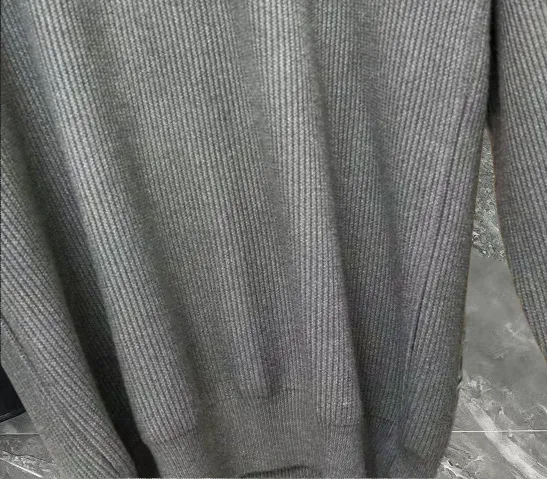 P250 Moncler masked zipper lapel sweater, the latest 2025 casual Polo wool sweater.  The texture is delicate, soft and comfortable, skin-friendly and warm, not easy to deform, simple and high-end style, and the logo on the chest is very exquisite and perfect! The upper body effect is very strong 👍 Color: black, gray Size: S-XL