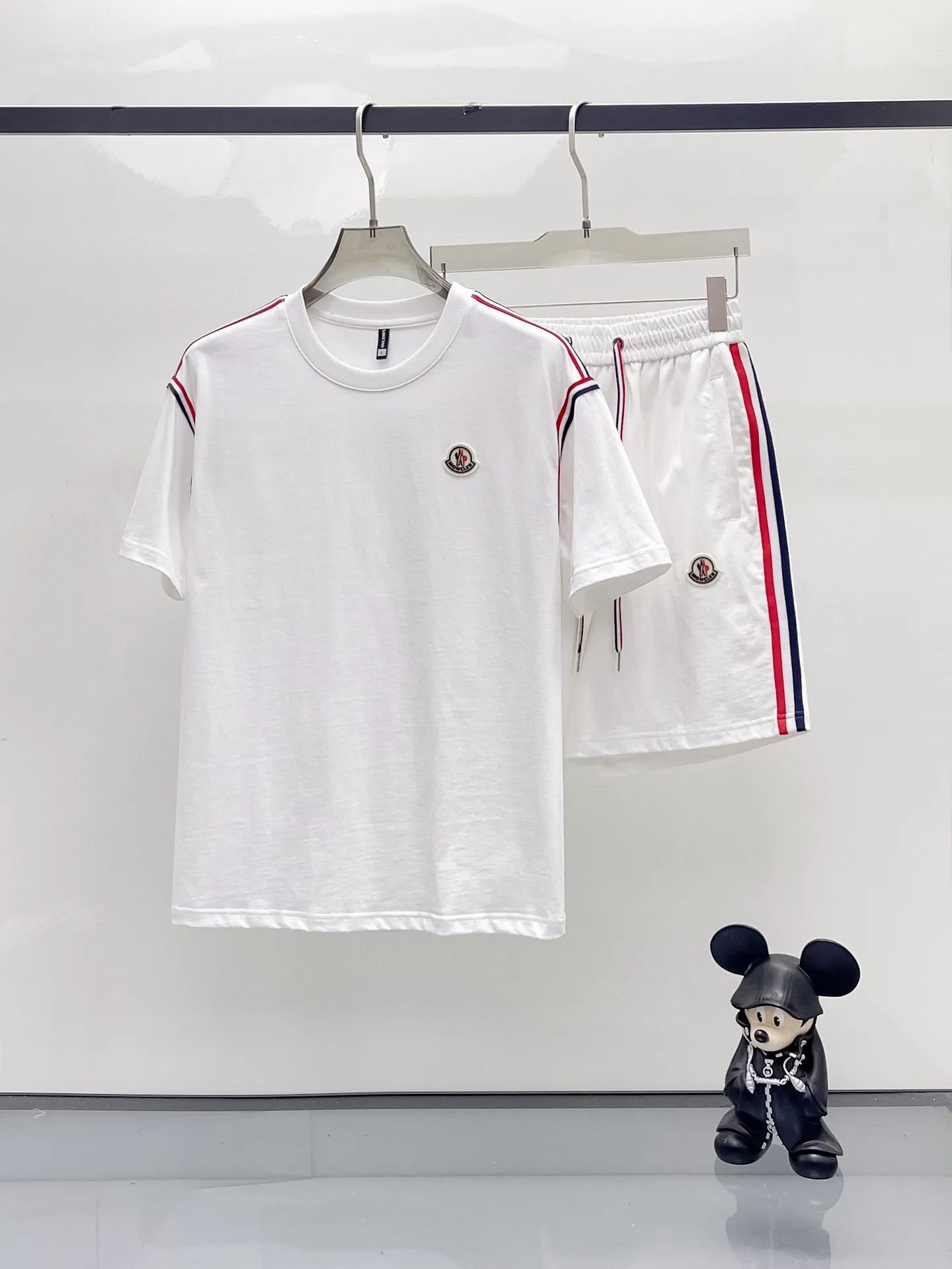 P570 Brand [MONCLER Mouth Covered] 2025 round neck short-sleeved shorts suit. The pure cotton fabric upper body will not be stuffy, the smooth and comfortable skin-friendly effect is more breathable, the fabric has its own texture, classic logo technology, a new interpretation from a unique angle, fashionable and versatile choice! Size: M-3XL (maximum wear: 190 pounds)