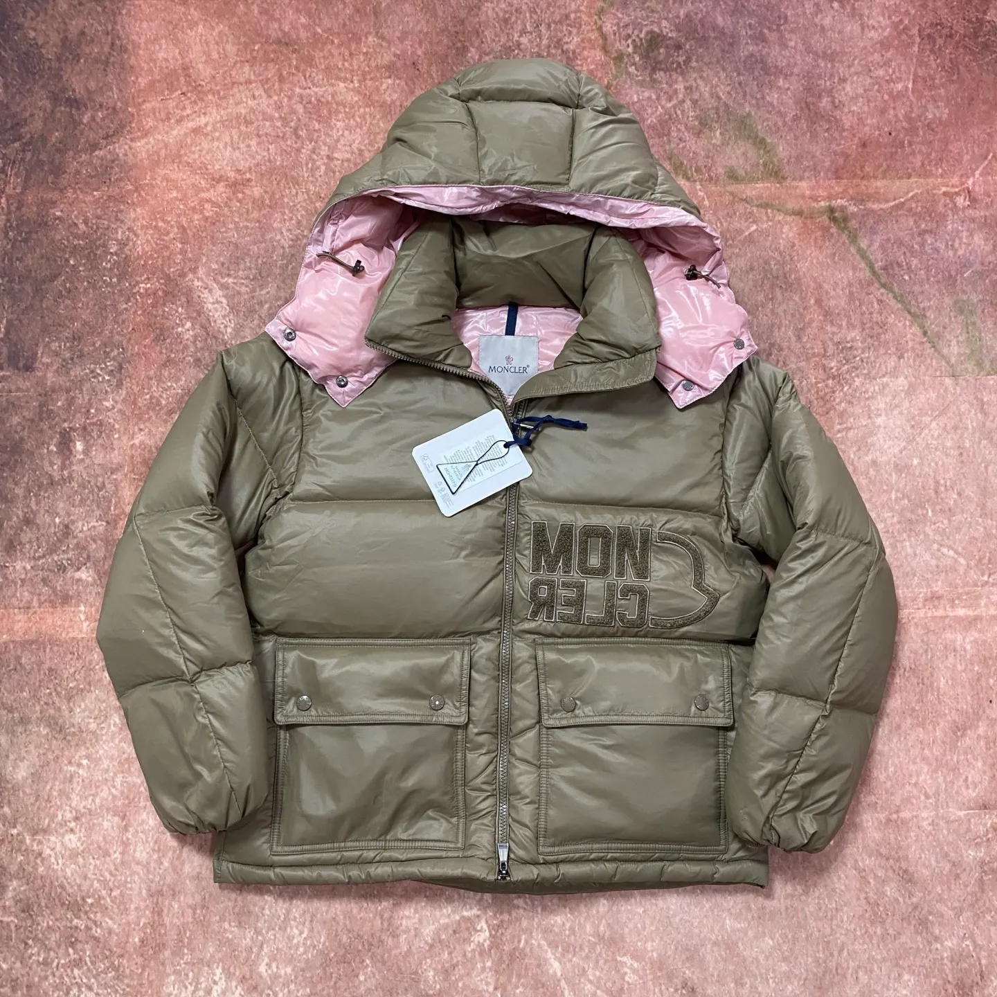 P840 Moncler Mouth Mouth [Top version🐮different from market products] Feel free to compare and contrast the version to distinguish the market refined goods🔥different from the market junk goods🗯️The same picture has different price because it is a different version ✅Don’t be fooled by the same copywriters and pirated picture gangs who mix and distribute high-luxury pictures at low prices. Once you receive it and compare the quality, you will know where the difference is. Don’t lie. Look for the terminal. I don’t guarantee that my products are the cheapest, but I definitely guarantee that they are worth every penny of your hard-earned money!  New Moncler FW23 Abbaye Short Style on Down ‼ ️Can be recommended! Long-term availability, non-stop supply! Description: The Abbaye cropped style in signature lacquered nylon embodies the essence of Moner style. Featuring rectangular quilting and a contrasting lining that refreshes the removable hood. Terry knit logo embroidery adds a unique touch to the ensemble, making it instantly recognizable.  , let’s not brag, there is almost no one that can do better than us! Color: white black, khaki Size: 0, 1, 2, 3