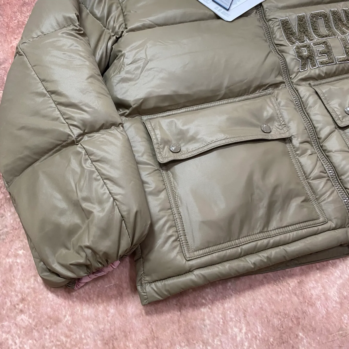 P840 Moncler Mouth Mouth [Top version🐮different from market products] Feel free to compare and contrast the version to distinguish the market refined goods🔥different from the market junk goods🗯️The same picture has different price because it is a different version ✅Don’t be fooled by the same copywriters and pirated picture gangs who mix and distribute high-luxury pictures at low prices. Once you receive it and compare the quality, you will know where the difference is. Don’t lie. Look for the terminal. I don’t guarantee that my products are the cheapest, but I definitely guarantee that they are worth every penny of your hard-earned money!  New Moncler FW23 Abbaye Short Style on Down ‼ ️Can be recommended! Long-term availability, non-stop supply! Description: The Abbaye cropped style in signature lacquered nylon embodies the essence of Moner style. Featuring rectangular quilting and a contrasting lining that refreshes the removable hood. Terry knit logo embroidery adds a unique touch to the ensemble, making it instantly recognizable.  , let’s not brag, there is almost no one that can do better than us! Color: white black, khaki Size: 0, 1, 2, 3