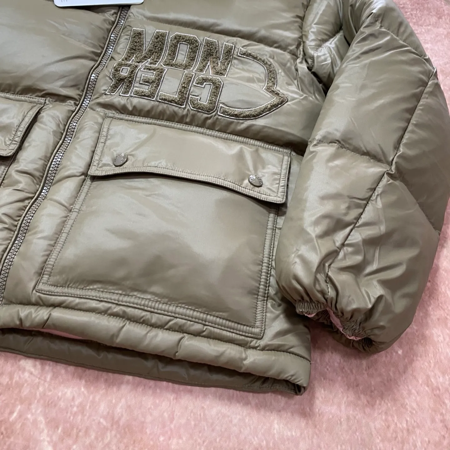 P840 Moncler Mouth Mouth [Top version🐮different from market products] Feel free to compare and contrast the version to distinguish the market refined goods🔥different from the market junk goods🗯️The same picture has different price because it is a different version ✅Don’t be fooled by the same copywriters and pirated picture gangs who mix and distribute high-luxury pictures at low prices. Once you receive it and compare the quality, you will know where the difference is. Don’t lie. Look for the terminal. I don’t guarantee that my products are the cheapest, but I definitely guarantee that they are worth every penny of your hard-earned money!  New Moncler FW23 Abbaye Short Style on Down ‼ ️Can be recommended! Long-term availability, non-stop supply! Description: The Abbaye cropped style in signature lacquered nylon embodies the essence of Moner style. Featuring rectangular quilting and a contrasting lining that refreshes the removable hood. Terry knit logo embroidery adds a unique touch to the ensemble, making it instantly recognizable.  , let’s not brag, there is almost no one that can do better than us! Color: white black, khaki Size: 0, 1, 2, 3