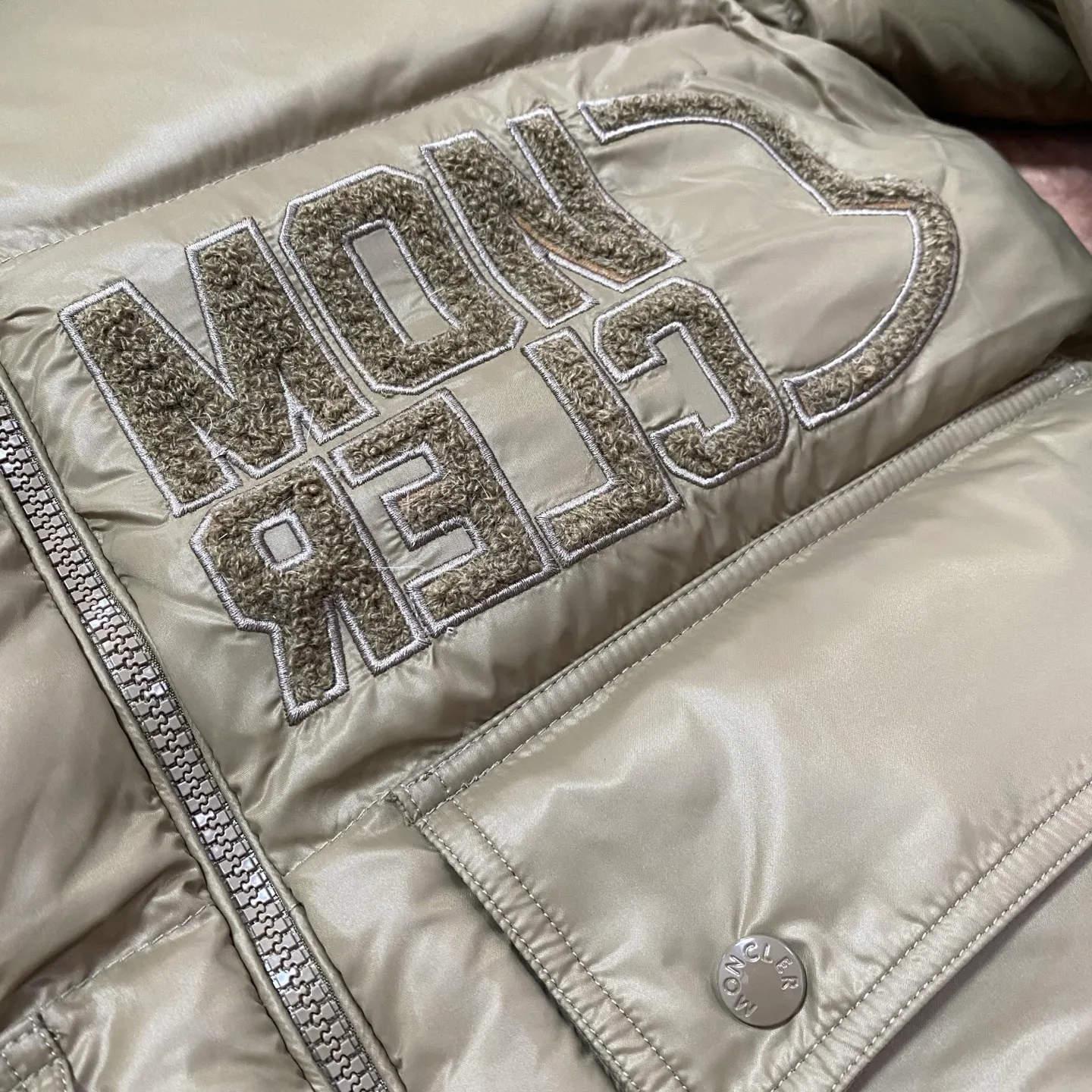 P840 Moncler Mouth Mouth [Top version🐮different from market products] Feel free to compare and contrast the version to distinguish the market refined goods🔥different from the market junk goods🗯️The same picture has different price because it is a different version ✅Don’t be fooled by the same copywriters and pirated picture gangs who mix and distribute high-luxury pictures at low prices. Once you receive it and compare the quality, you will know where the difference is. Don’t lie. Look for the terminal. I don’t guarantee that my products are the cheapest, but I definitely guarantee that they are worth every penny of your hard-earned money!  New Moncler FW23 Abbaye Short Style on Down ‼ ️Can be recommended! Long-term availability, non-stop supply! Description: The Abbaye cropped style in signature lacquered nylon embodies the essence of Moner style. Featuring rectangular quilting and a contrasting lining that refreshes the removable hood. Terry knit logo embroidery adds a unique touch to the ensemble, making it instantly recognizable.  , let’s not brag, there is almost no one that can do better than us! Color: white black, khaki Size: 0, 1, 2, 3