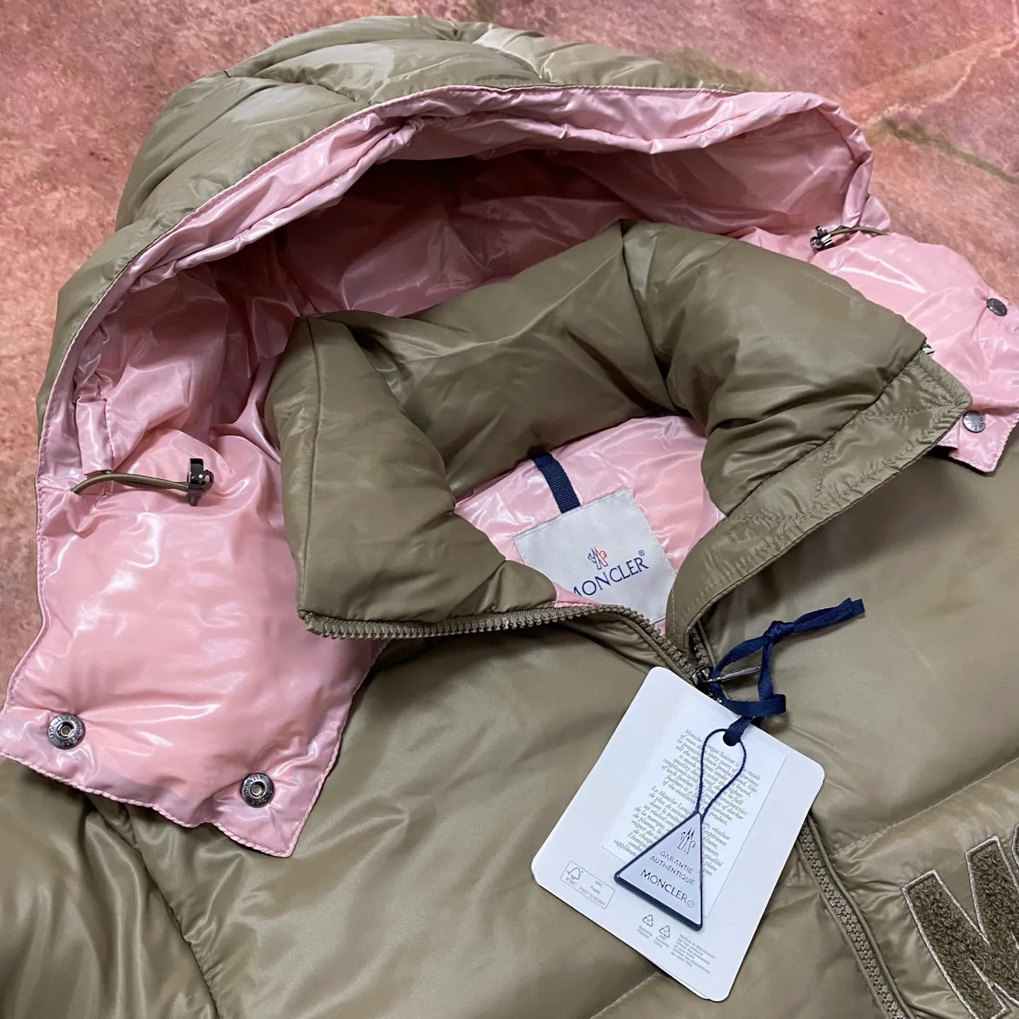 P840 Moncler Mouth Mouth [Top version🐮different from market products] Feel free to compare and contrast the version to distinguish the market refined goods🔥different from the market junk goods🗯️The same picture has different price because it is a different version ✅Don’t be fooled by the same copywriters and pirated picture gangs who mix and distribute high-luxury pictures at low prices. Once you receive it and compare the quality, you will know where the difference is. Don’t lie. Look for the terminal. I don’t guarantee that my products are the cheapest, but I definitely guarantee that they are worth every penny of your hard-earned money!  New Moncler FW23 Abbaye Short Style on Down ‼ ️Can be recommended! Long-term availability, non-stop supply! Description: The Abbaye cropped style in signature lacquered nylon embodies the essence of Moner style. Featuring rectangular quilting and a contrasting lining that refreshes the removable hood. Terry knit logo embroidery adds a unique touch to the ensemble, making it instantly recognizable.  , let’s not brag, there is almost no one that can do better than us! Color: white black, khaki Size: 0, 1, 2, 3