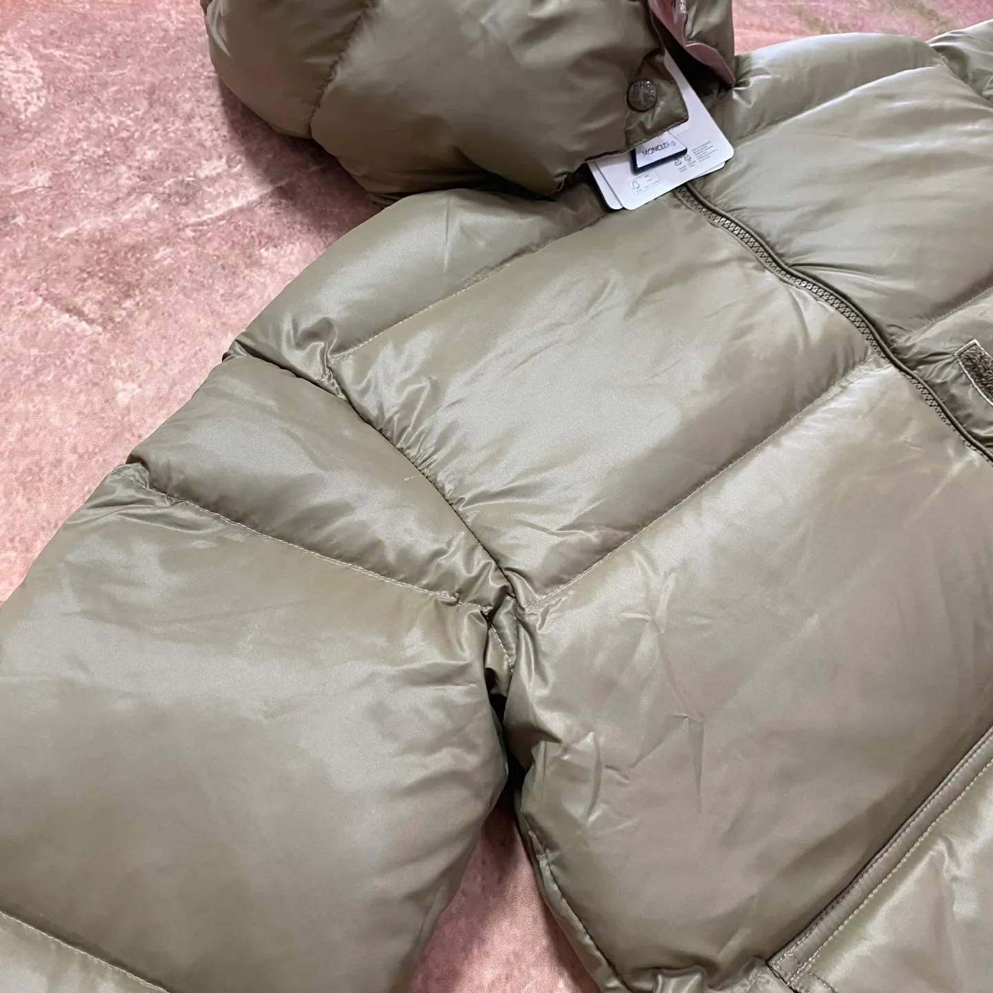P840 Moncler Mouth Mouth [Top version🐮different from market products] Feel free to compare and contrast the version to distinguish the market refined goods🔥different from the market junk goods🗯️The same picture has different price because it is a different version ✅Don’t be fooled by the same copywriters and pirated picture gangs who mix and distribute high-luxury pictures at low prices. Once you receive it and compare the quality, you will know where the difference is. Don’t lie. Look for the terminal. I don’t guarantee that my products are the cheapest, but I definitely guarantee that they are worth every penny of your hard-earned money!  New Moncler FW23 Abbaye Short Style on Down ‼ ️Can be recommended! Long-term availability, non-stop supply! Description: The Abbaye cropped style in signature lacquered nylon embodies the essence of Moner style. Featuring rectangular quilting and a contrasting lining that refreshes the removable hood. Terry knit logo embroidery adds a unique touch to the ensemble, making it instantly recognizable.  , let’s not brag, there is almost no one that can do better than us! Color: white black, khaki Size: 0, 1, 2, 3